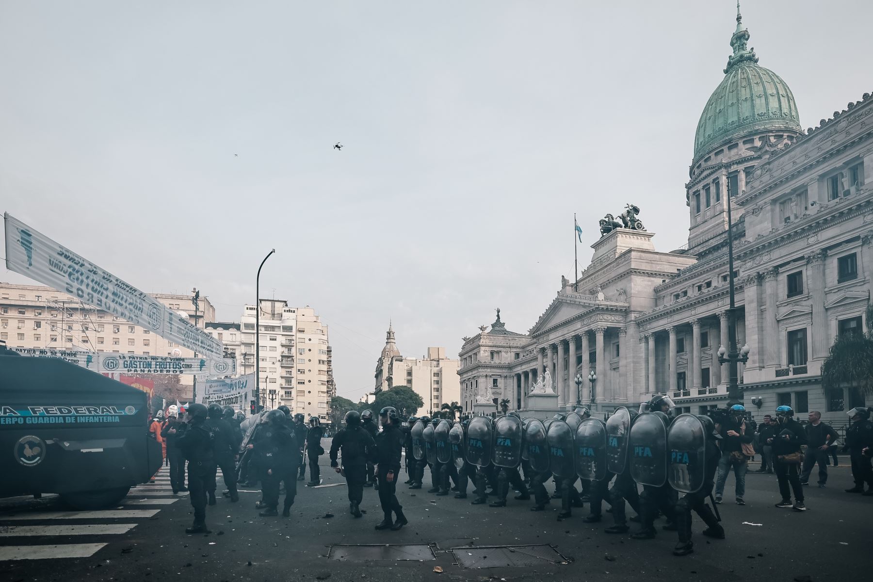 Alrededores del Congreso argentino, escenario de enfrentamientos entre policías y manifestantes en una jornada histórica para el gobierno de Milei. Foto: EFE.