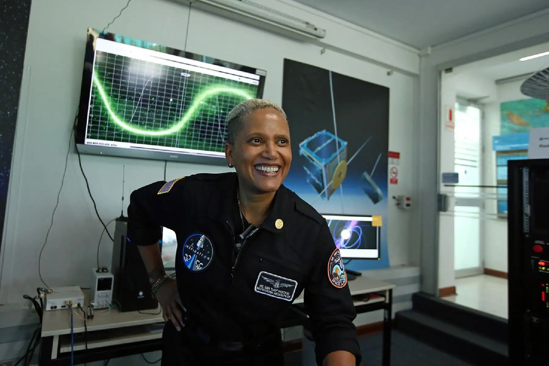 La primera mujer piloto de una nave espacial comercial y la única mujer afroamericana en ser piloto de misión destacó la suscripción de los Acuerdos de Artemis por parte del Perú. Foto: PUCP