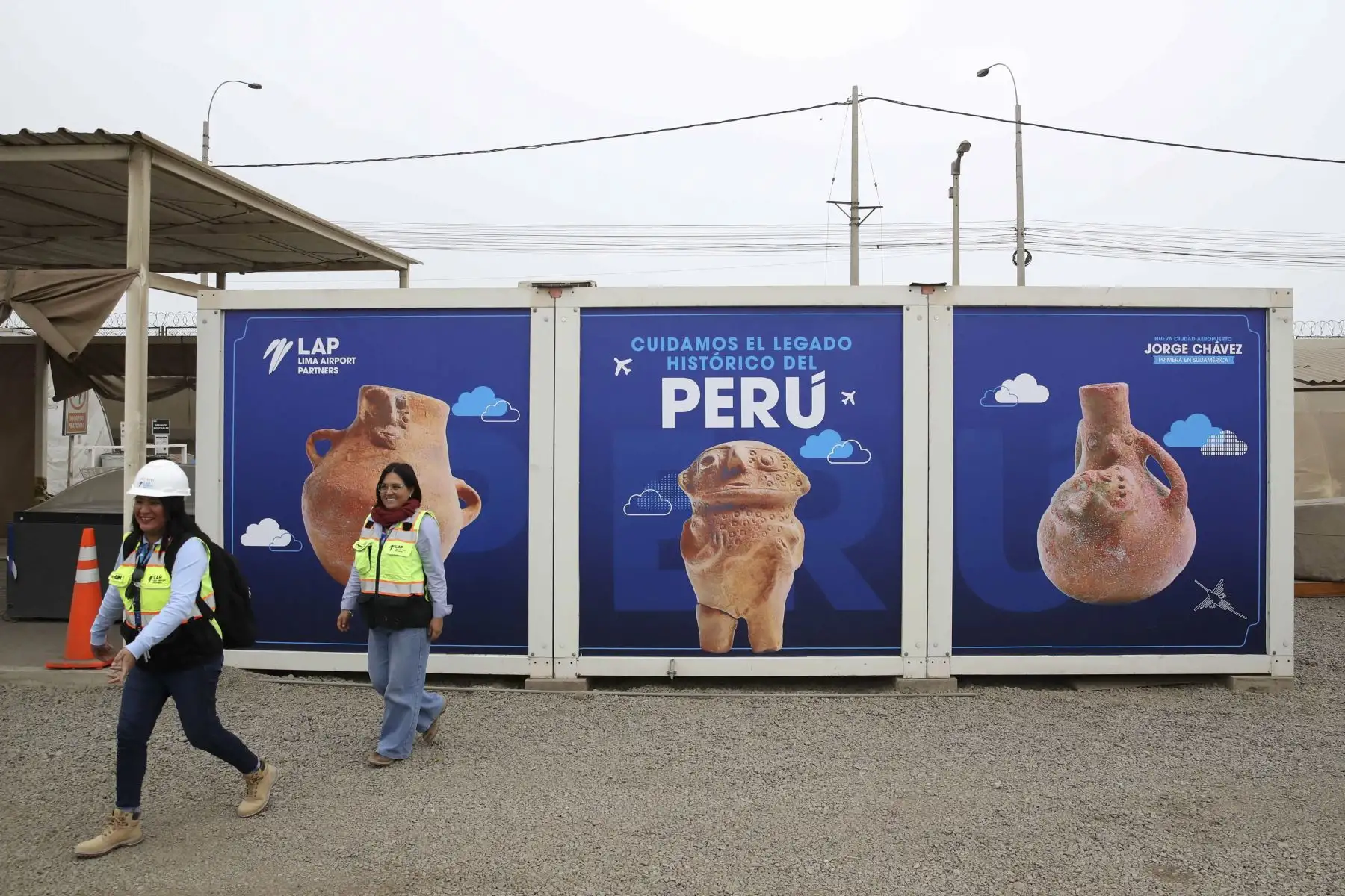 Objetos arqueológicos son exhibidos en el Centro de Interpretación del nuevo aeropuerto de Lima. Lima no sería lo que es sin Callao, su vecino con una ubicación privilegiada para construir el puerto, que inspiró a Francisco Pizarro a fundar la capital de Perú en sus cercanías. Y sin embargo, la historia de ese sector de la costa ha permanecido oculta durante años hasta que la construcción de un nuevo aeropuerto ha desvelado un pasado mucho más rico de lo que se imaginaba. 

Foto: EFE