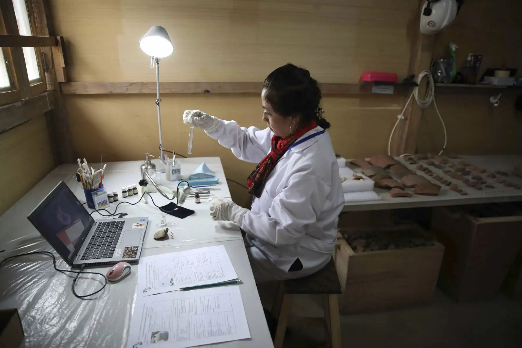 Una persona realiza trabajos de restauración de objetos arqueológicos en el nuevo aeropuerto de Lima.

Foto: EFE