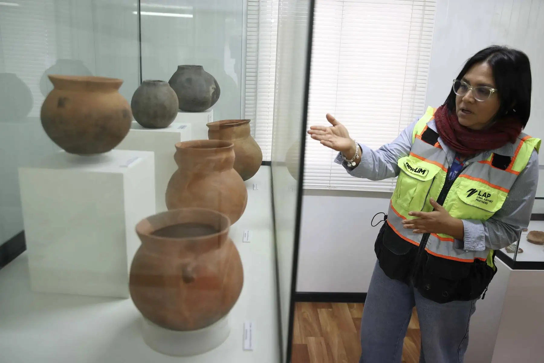 Objetos arqueológicos son exhibidos en el Centro de Interpretación del nuevo aeropuerto de Lima.

Foto: EFE