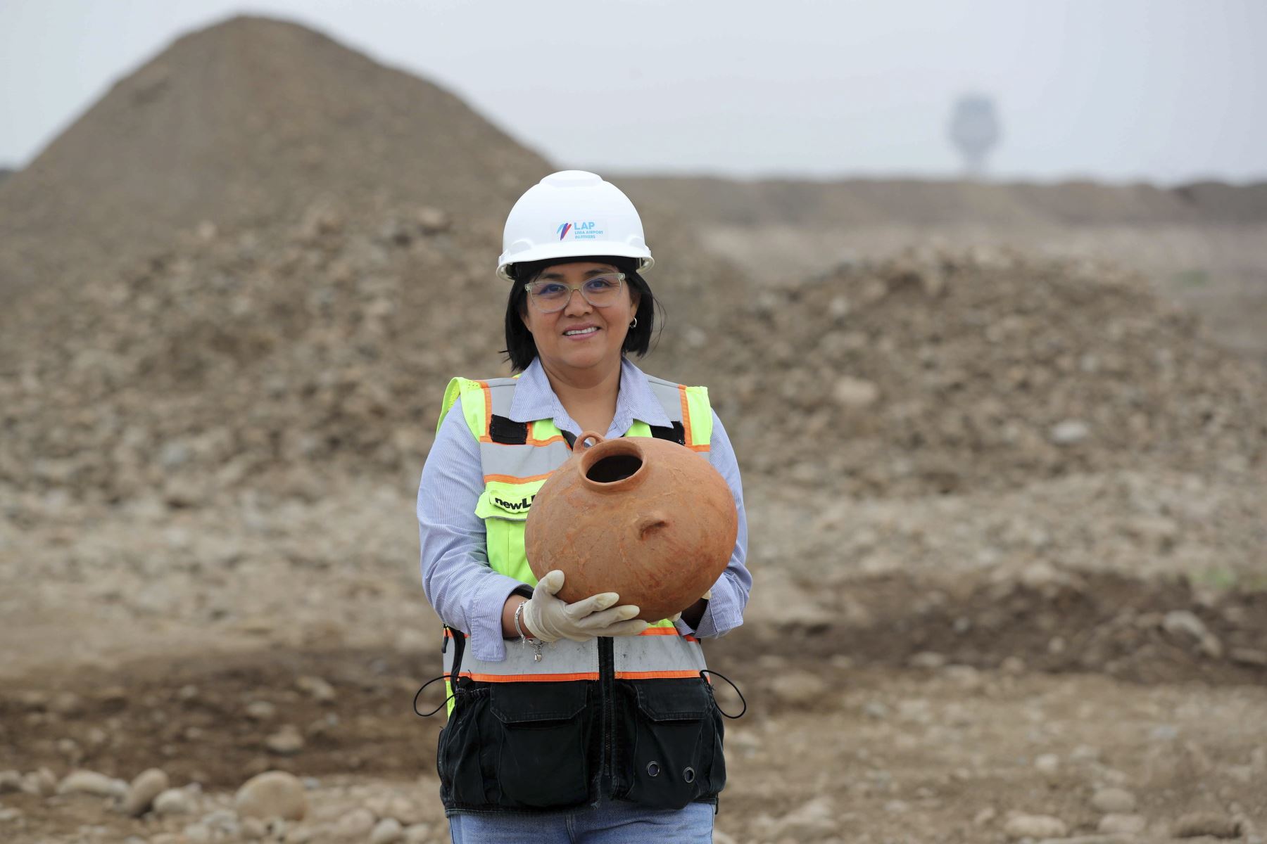 La arqueóloga Erika Cabello muestra una vasija hallada durante los trabajos de excavación de la construcción del nuevo aeropuerto de Lima.

Foto: EFE
