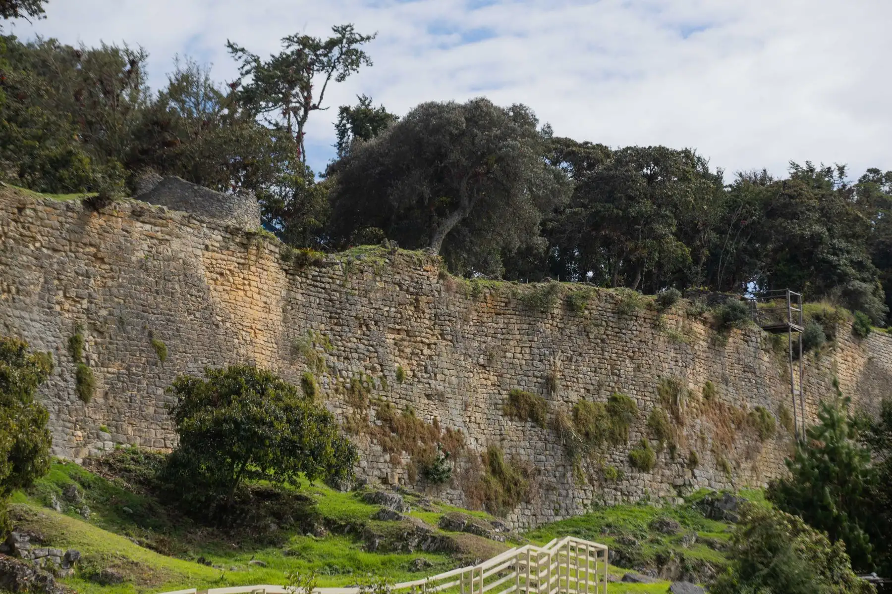 La Zona Arqueológica Monumental Kuélap, situada en la región Amazonas a más de 3000 m.s.n.m., está rodeada por una gran muralla de piedra de 1900 metros de longitud. Foto: ANDINA/Daniel Bracamonte