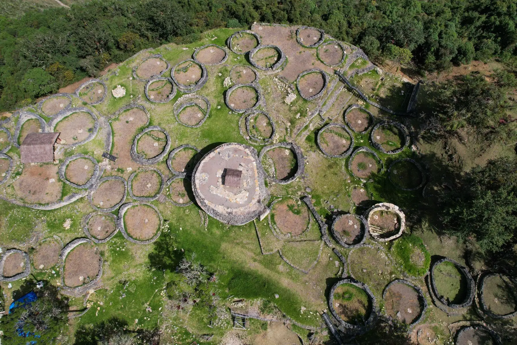 La Zona Arqueológica Monumental Kuélap de la región Amazonas tiene una extensión total de 136 hectáreas, y alberga numerosos monumentos arquitectónicos conectados mediante una intrincada red de caminos prehispánicos. Foto: ANDINA/Daniel Bracamonte