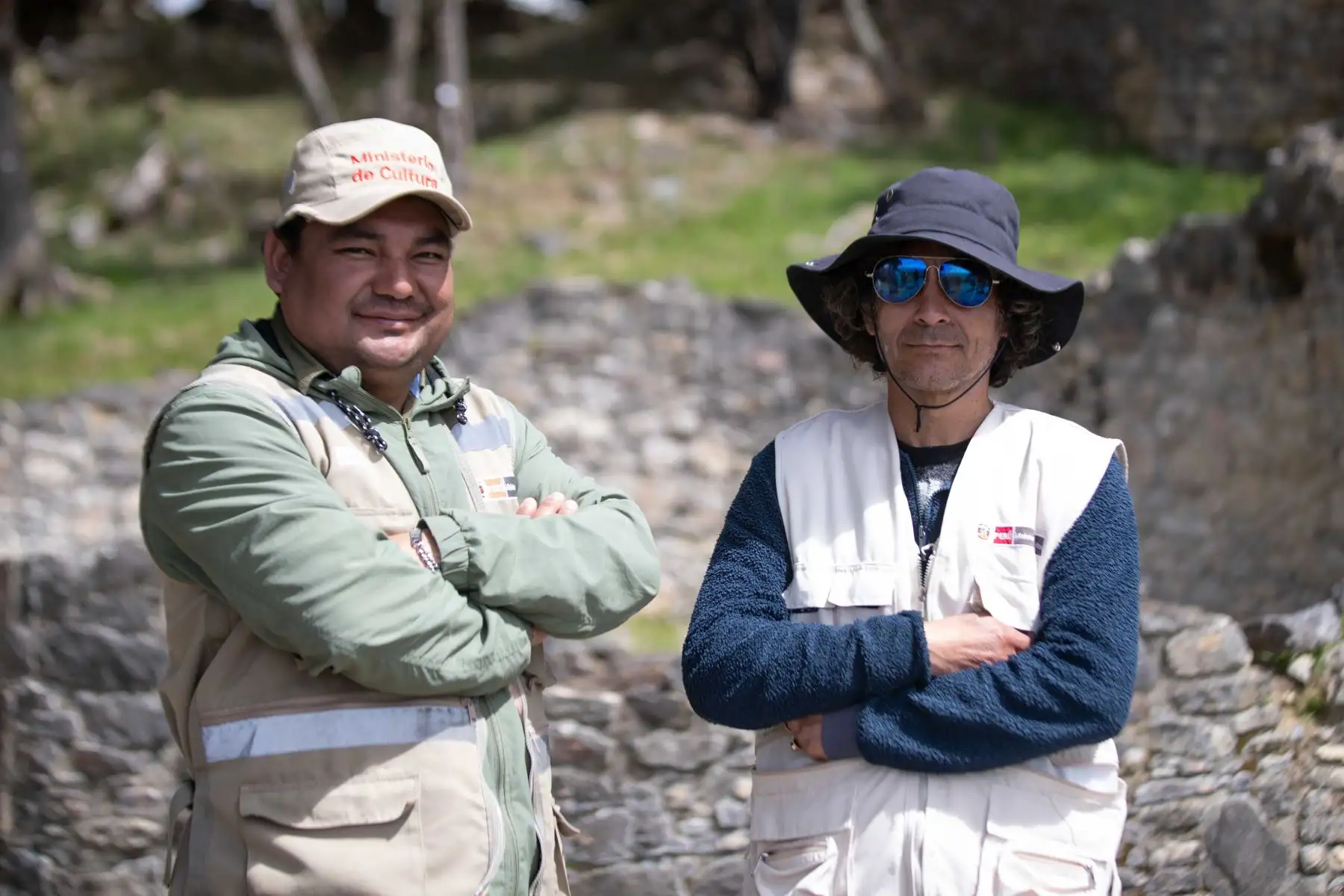 Willy Chiguala Villanueva y Constante Luján Bazán son dos arqueólogos de la Zona Arqueológica Monumental Kuélap de la región Amazonas, quienes se encargan del cuidado y conservación de la ciudadela fortificada. Foto: ANDINA/Daniel Bracamonte