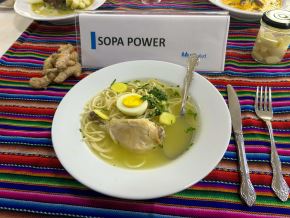 El caldo de gallina, un plato emblemático de la gastronomía peruana, es una opción perfecta para combatir el frío y revitalizar el cuerpo. Foto: ANDINA/Difusión