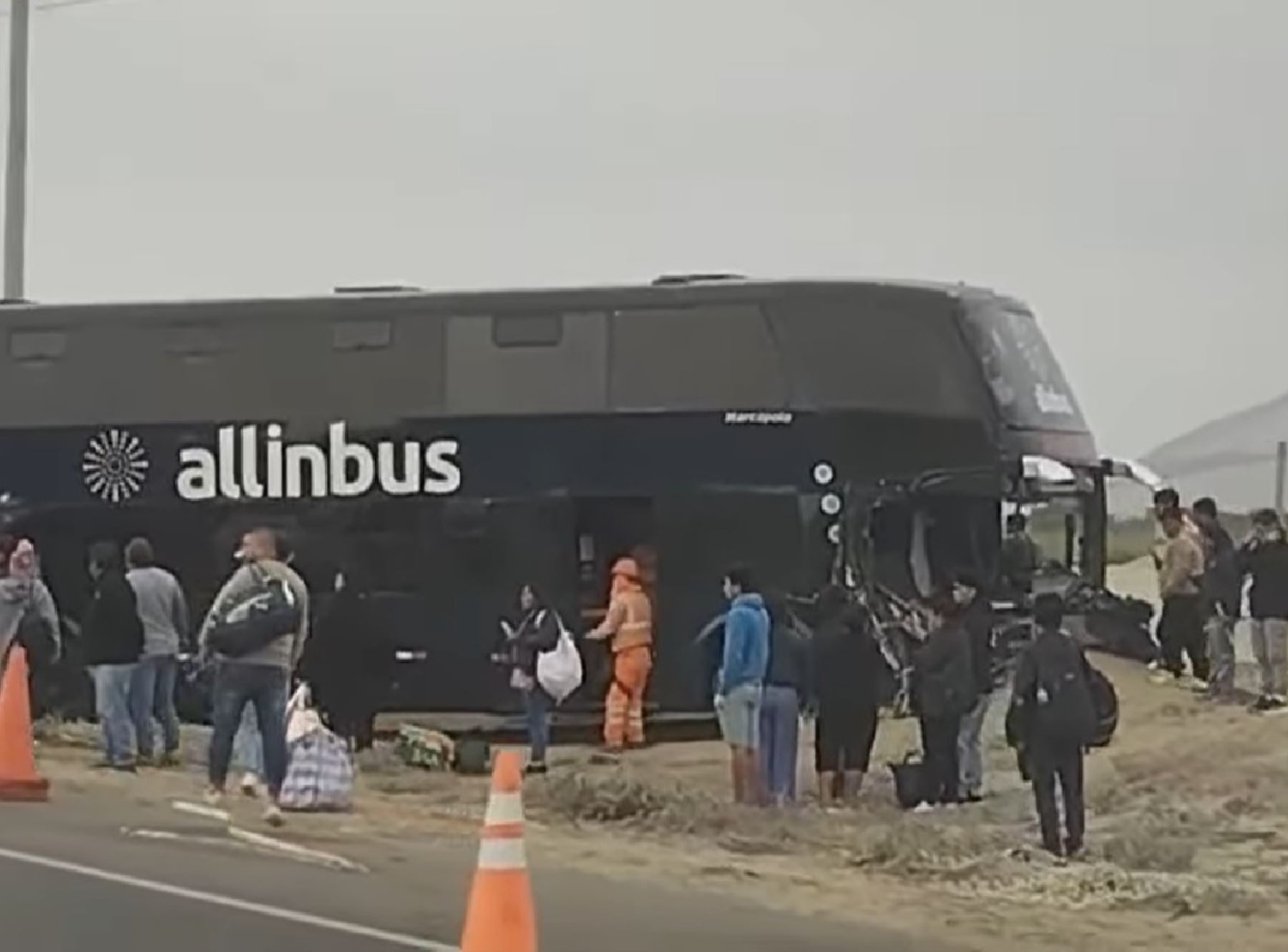 Seis personas resultaron heridas tras un choque entre un bus interprovincial con un volquete. El accidente ocurrió esta mañana en la carretera Panamericana Norte, a la altura de San Pedro de Lloc, provincia de Pacasmayo, región La Libertad.