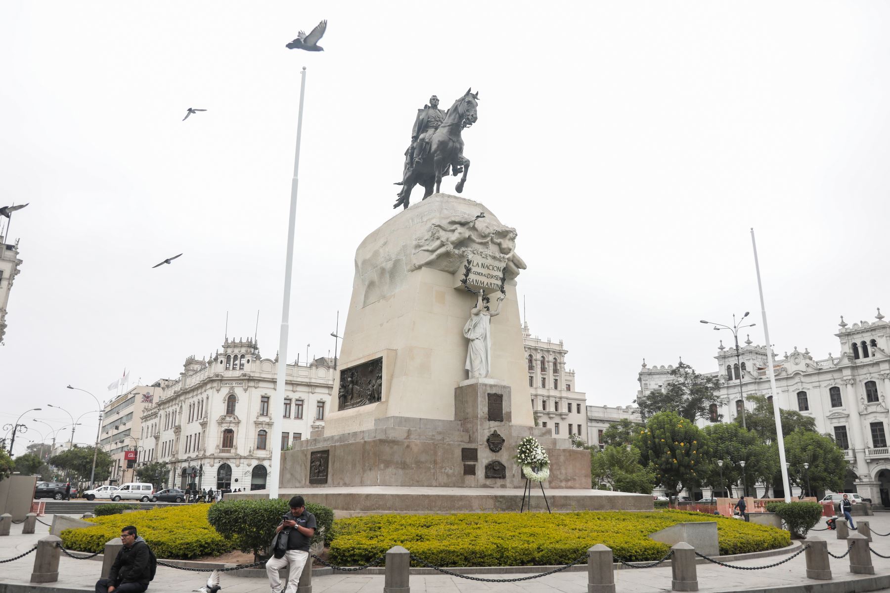 El cierre de la plaza durará dos meses, y la instalación de los nuevos soportes estará a cargo de la empresa ENEL por encargo de la comuna limeña. ANDINA/ Andina.