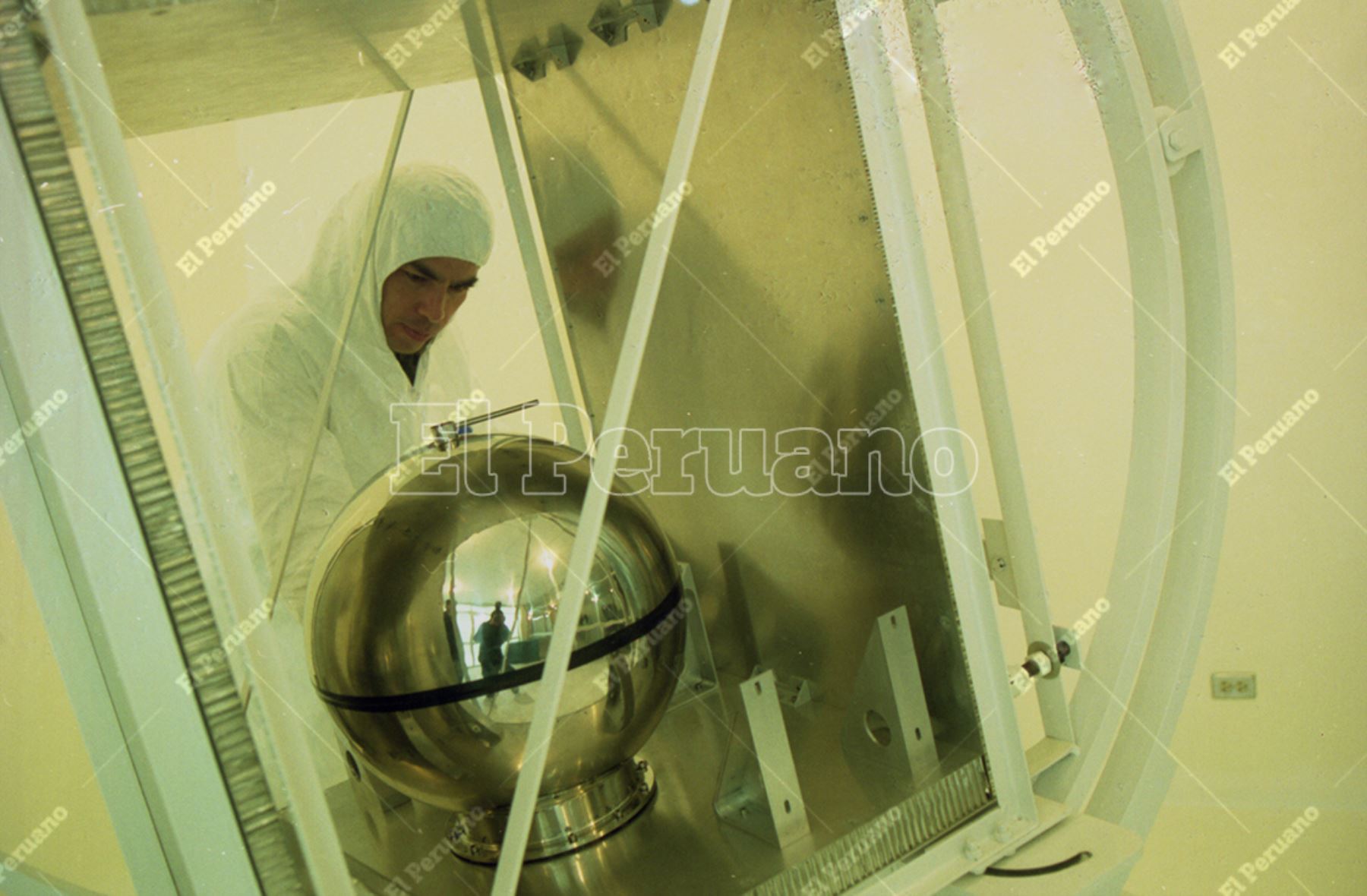 Lima - 21 agosto 2001 /  Proyecto del primer satélite peruano Conida - Sat1. Foto: Archivo Histórico El Peruano