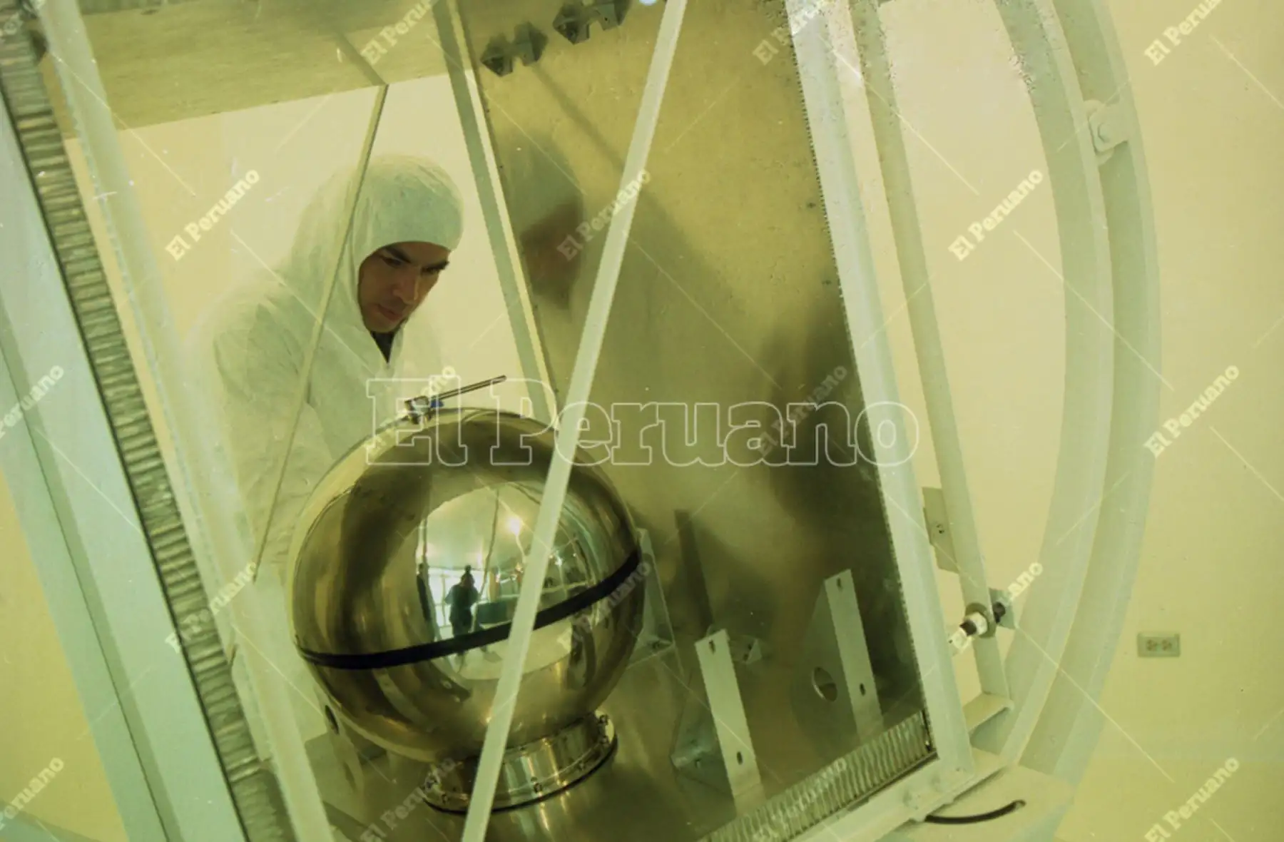 Lima - 21 agosto 2001 /  Proyecto del primer satélite peruano Conida - Sat1. Foto: Archivo Histórico El Peruano