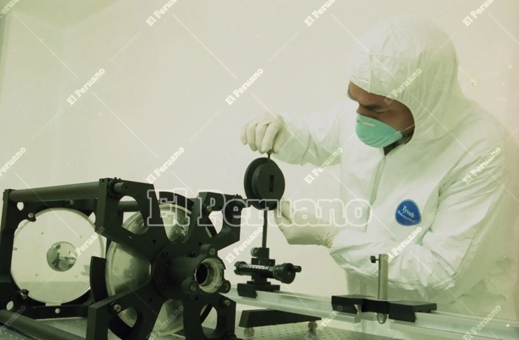 Lima - 21 agosto 2001 /  Proyecto del primer satélite peruano Conida - Sat1. Foto: Archivo Histórico El Peruano