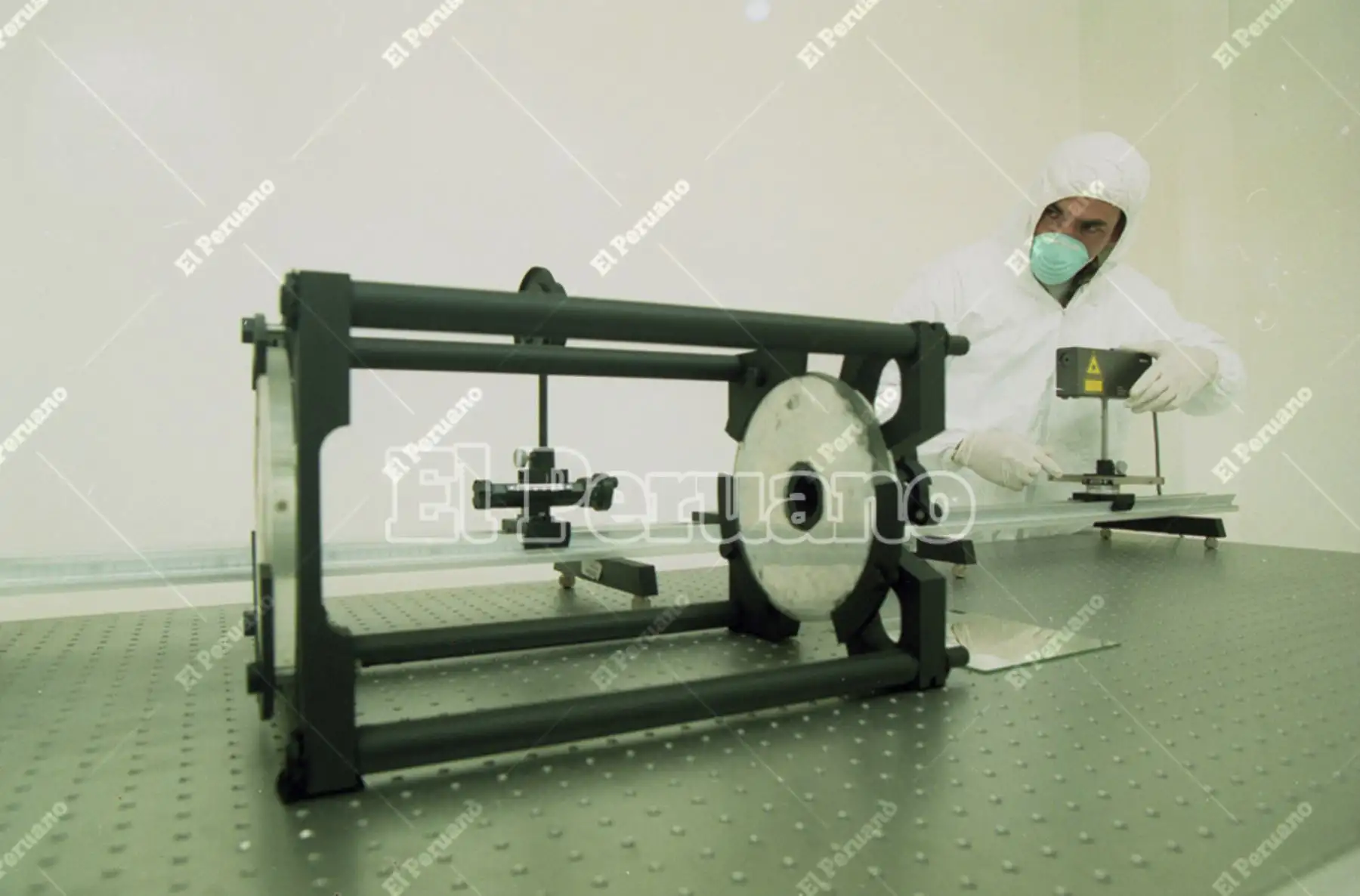 Lima - 21 agosto 2001 /  Proyecto del primer satélite peruano Conida - Sat1. Foto: Archivo Histórico El Peruano