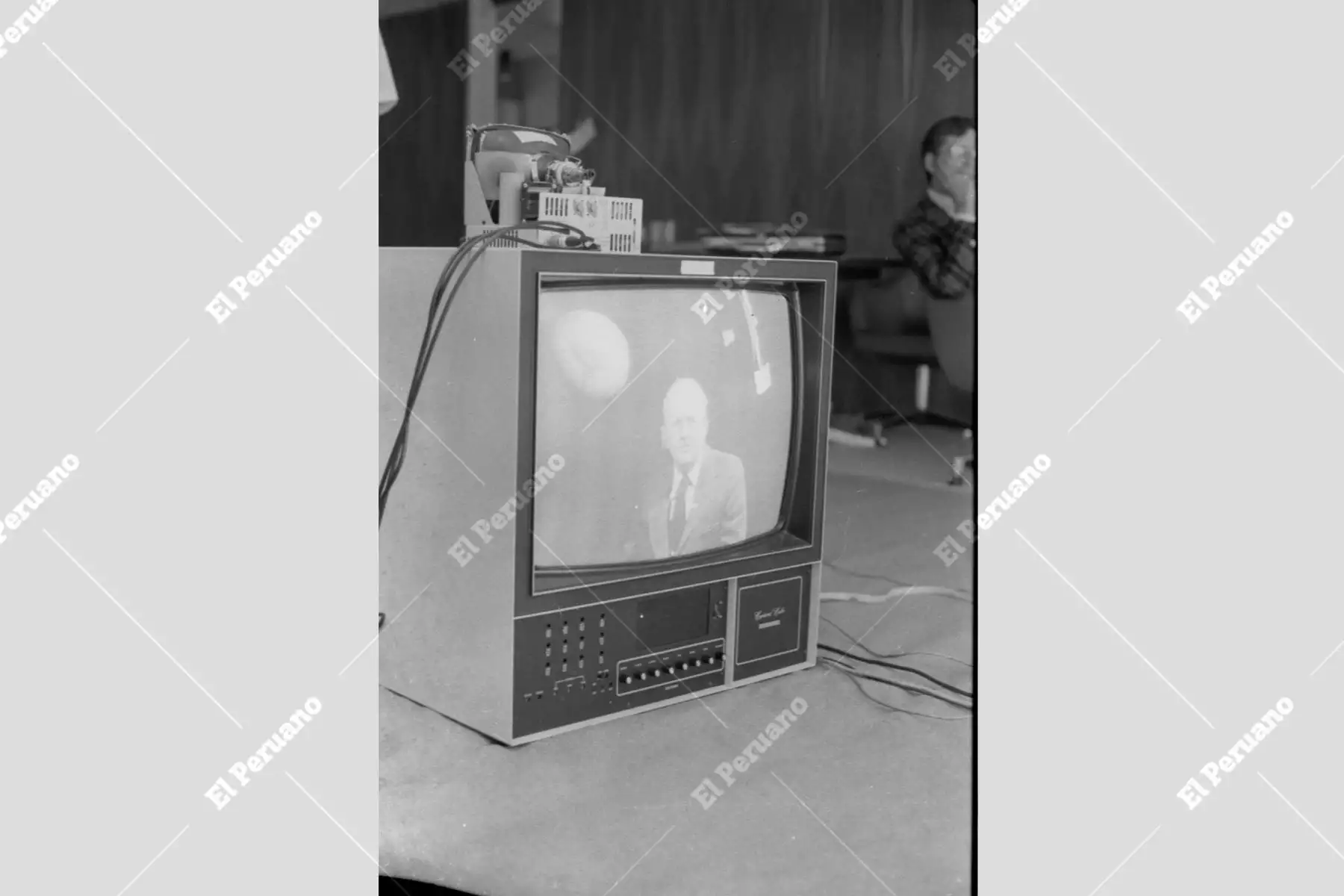 Lima - 22 octubre 1976/ Periodistas peruanos y técnicos del Centro Espacial Goddard en Washington, Estados Unidos, sostienen un diálogo directo que fue transmitido vía satélite por primera vez desde el Perú en televisión a colores. Fue durante el ensayo del Satélite ATS-6 que se realizó la Comisión Nacional de investigación y Desarrollo Aero – CONIDA, desde el auditorio de Petroperú.Foto: Archivo Histórico El Peruano