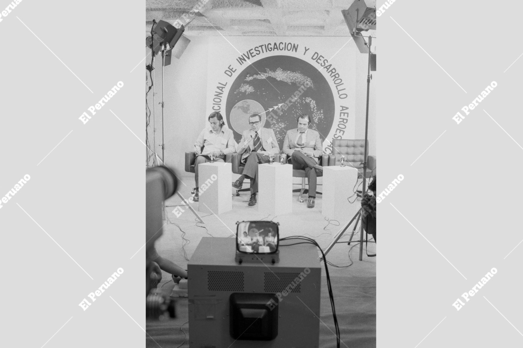 Lima - 22 octubre 1976/ Periodistas peruanos y técnicos del Centro Espacial Goddard en Washington, Estados Unidos, sostienen un diálogo directo que fue transmitido vía satélite por primera vez desde el Perú en televisión a colores. Fue durante el ensayo del Satélite ATS-6 que se realizó la Comisión Nacional de investigación y Desarrollo Aero – CONIDA, desde el auditorio de Petroperú.Foto: Archivo Histórico El Peruano