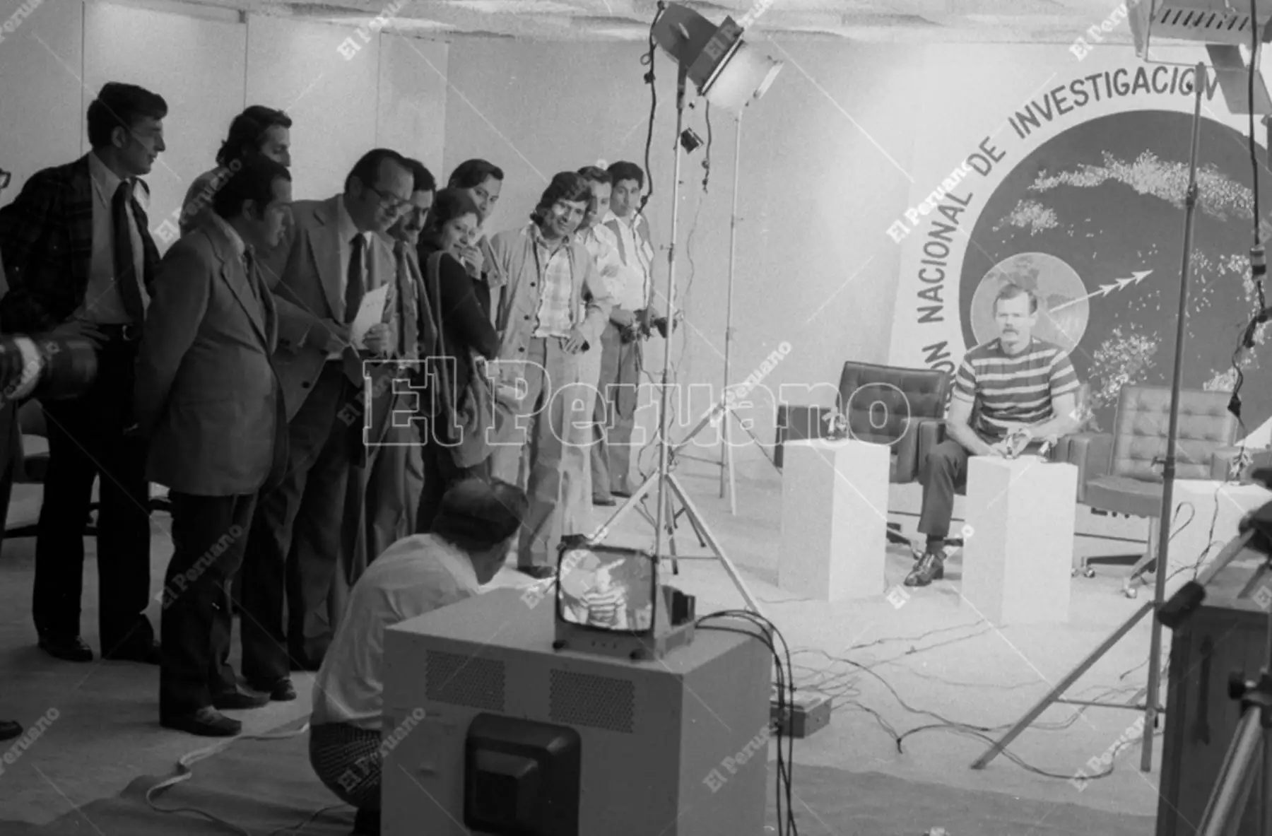 Lima - 22 octubre 1976/ Periodistas peruanos y técnicos del Centro Espacial Goddard en Washington, Estados Unidos, sostienen un diálogo directo que fue transmitido vía satélite por primera vez desde el Perú en televisión a colores. Fue durante el ensayo del Satélite ATS-6 que se realizó la Comisión Nacional de investigación y Desarrollo Aero – CONIDA, desde el auditorio de Petroperú.Foto: Archivo Histórico El Peruano