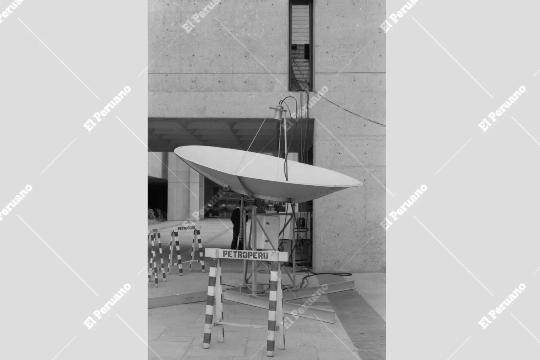 Lima - 22 octubre 1976/ Periodistas peruanos y técnicos del Centro Espacial Goddard en Washington, Estados Unidos, sostienen un diálogo directo que fue transmitido vía satélite por primera vez desde el Perú en televisión a colores. Fue durante el ensayo del Satélite ATS-6 que se realizó la Comisión Nacional de investigación y Desarrollo Aero – CONIDA, desde el auditorio de Petroperú.Foto: Archivo Histórico El Peruano