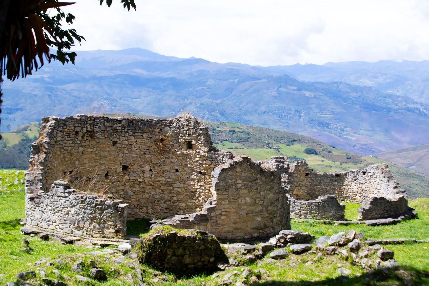 Para llegar a la Zona Arqueológica Monumental Kuélap desde la ciudad de Chachapoyas se puede viajar 1 hora en auto hasta la localidad de Nuevo Tingo, y de ahí tomar las Telecabinas Kuélap que llevarán a los visitantes en 20 minutos hasta La Malca, y finalmente un pequeño trayecto a pie de unos 30 minutos hasta la entrada al sitio arqueológico. Foto: ANDINA/Daniel Bracamonte