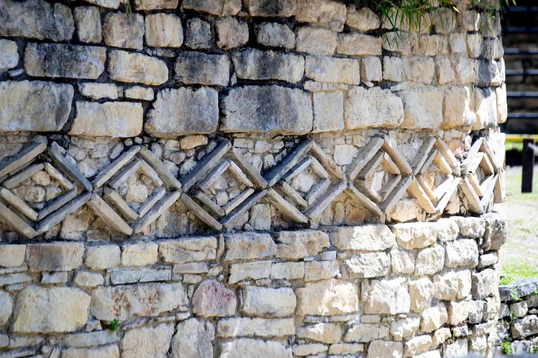 En la Zona Arqueológica Monumental Kuélap de la región Amazonas, son muy comunes las construcciones de piedra decoradas con figuras romboides o zigzags. Foto: ANDINA/Daniel Bracamonte