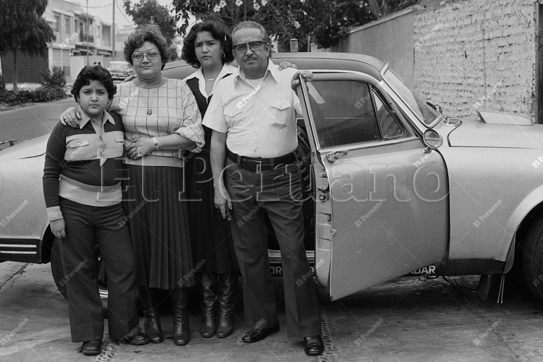 Lima - 6 junio 1979 / El periodista Arturo Pomar junto a su esposa y a su hijo Arturo Pomar Jr. Foto: Archivo Histórico de El Peruano / Rómulo Luján