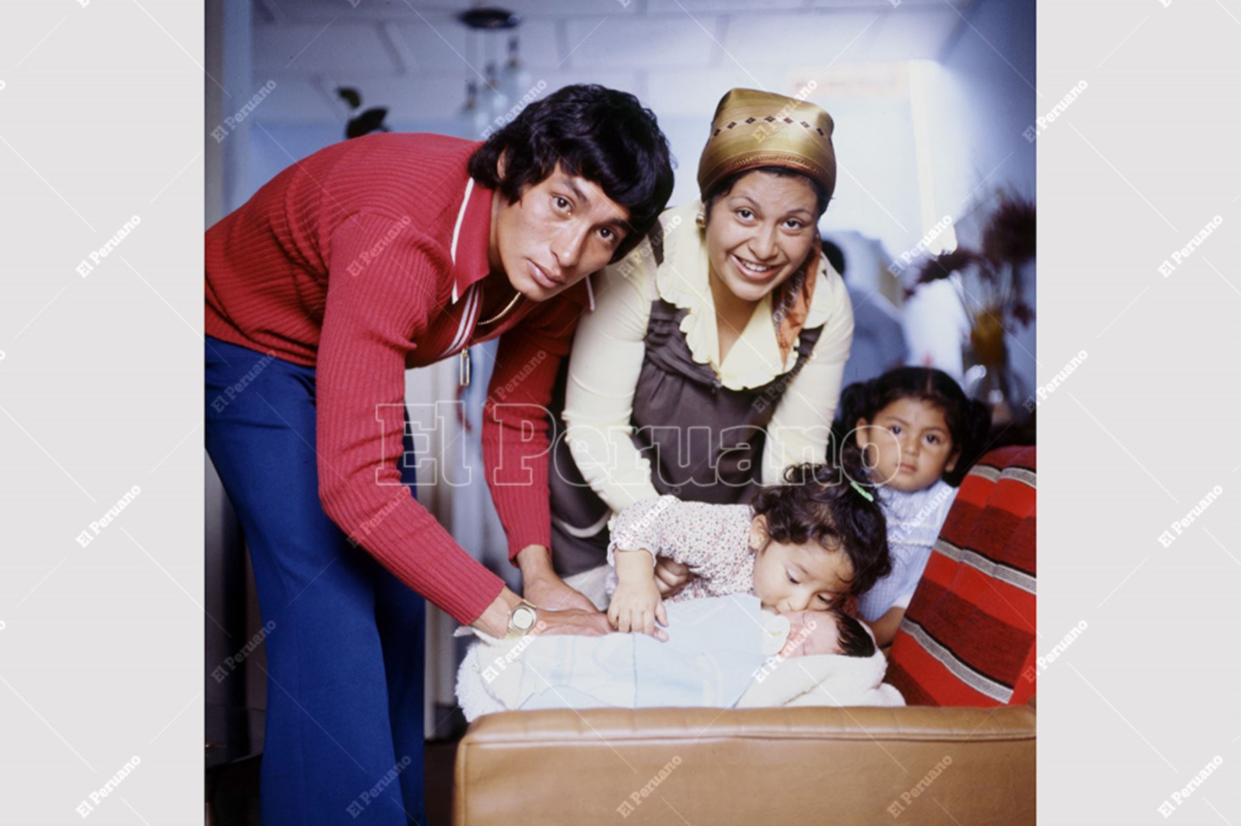 Lima - 30 setiembre 1976 / Eusebio Acasuzo, arquero de Unión Huaral con su esposa e hijos en Huaral. Foto: Archivo Histórico de El Peruano / Rómulo Luján