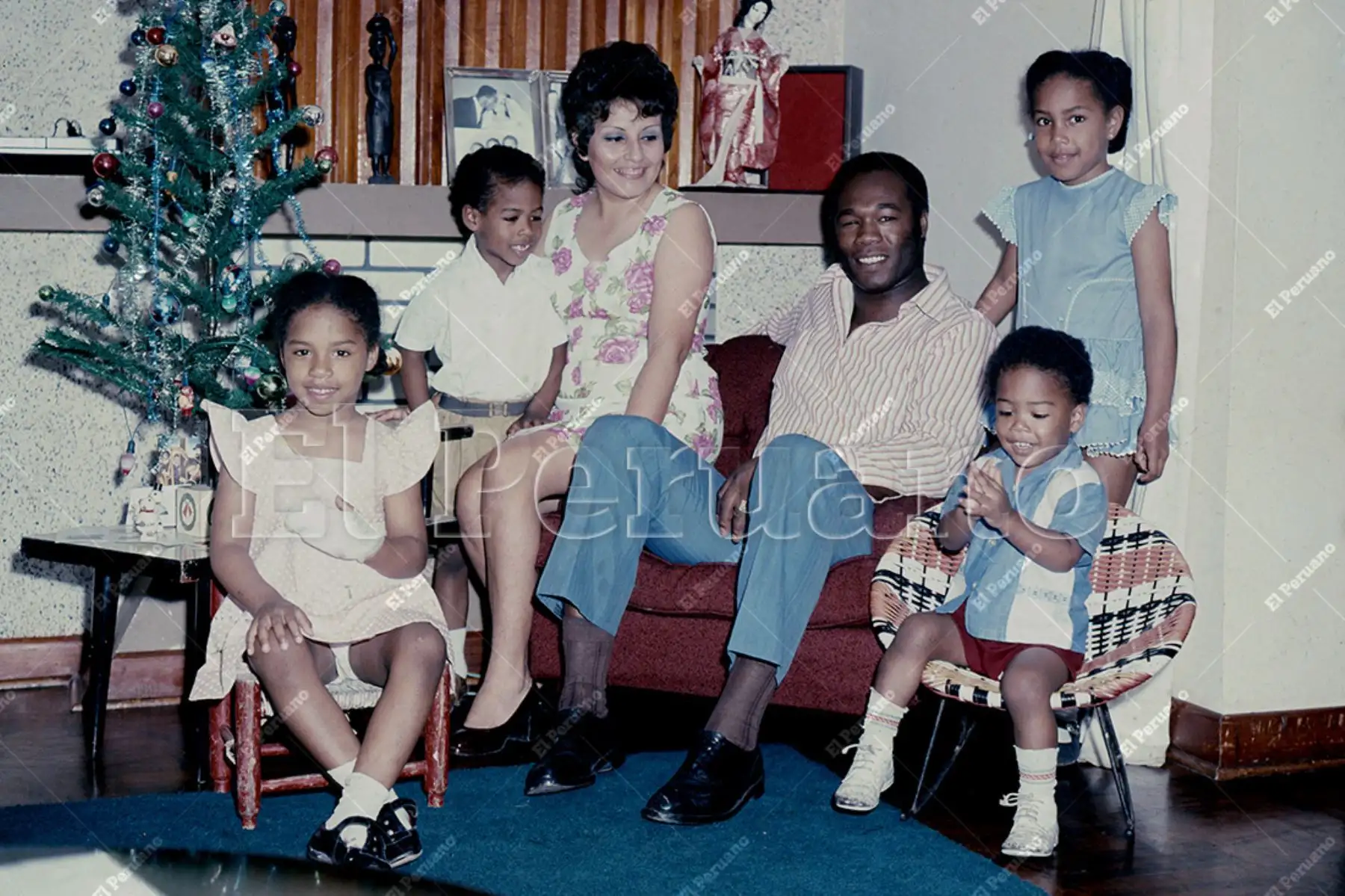 Lima - diciembre 1972 / Mauro Mina, campeón sudamericano de boxeo, junto a su familia para un especial del diario La Crónica por Navidad. Foto: Archivo Histórico de El Peruano