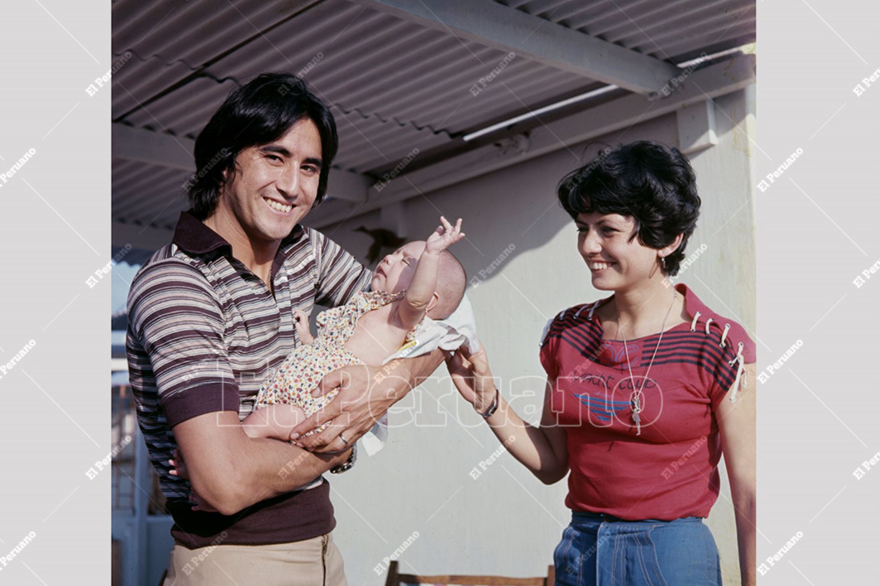 Lima - 1977 / Percy Rojas, delantero de Independiente de Avellaneda, con su hija en brazos. Foto: Archivo Histórico de El Peruano