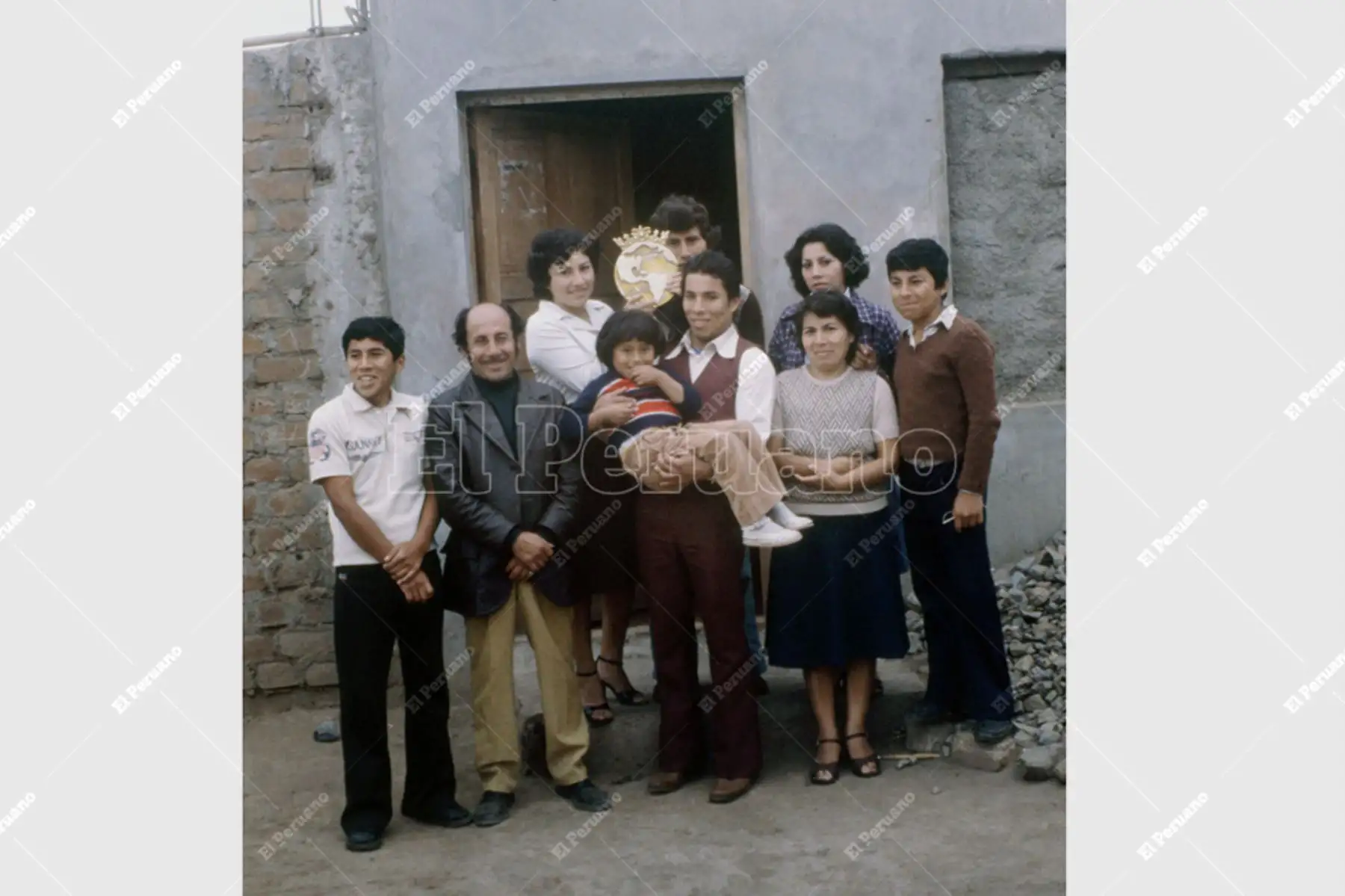 Trujillo - 21 de setiembre 1980 / El boxeador Orlando Romero, flamante campeón latinoamericano de los ligeros,  en su casa del pueblo joven El Bosque junto a sus padres Víctor Romero y Juanita Peralta y sus hermanos. Foto: Archivo Histórico de El Peruano / Virgilio Romero