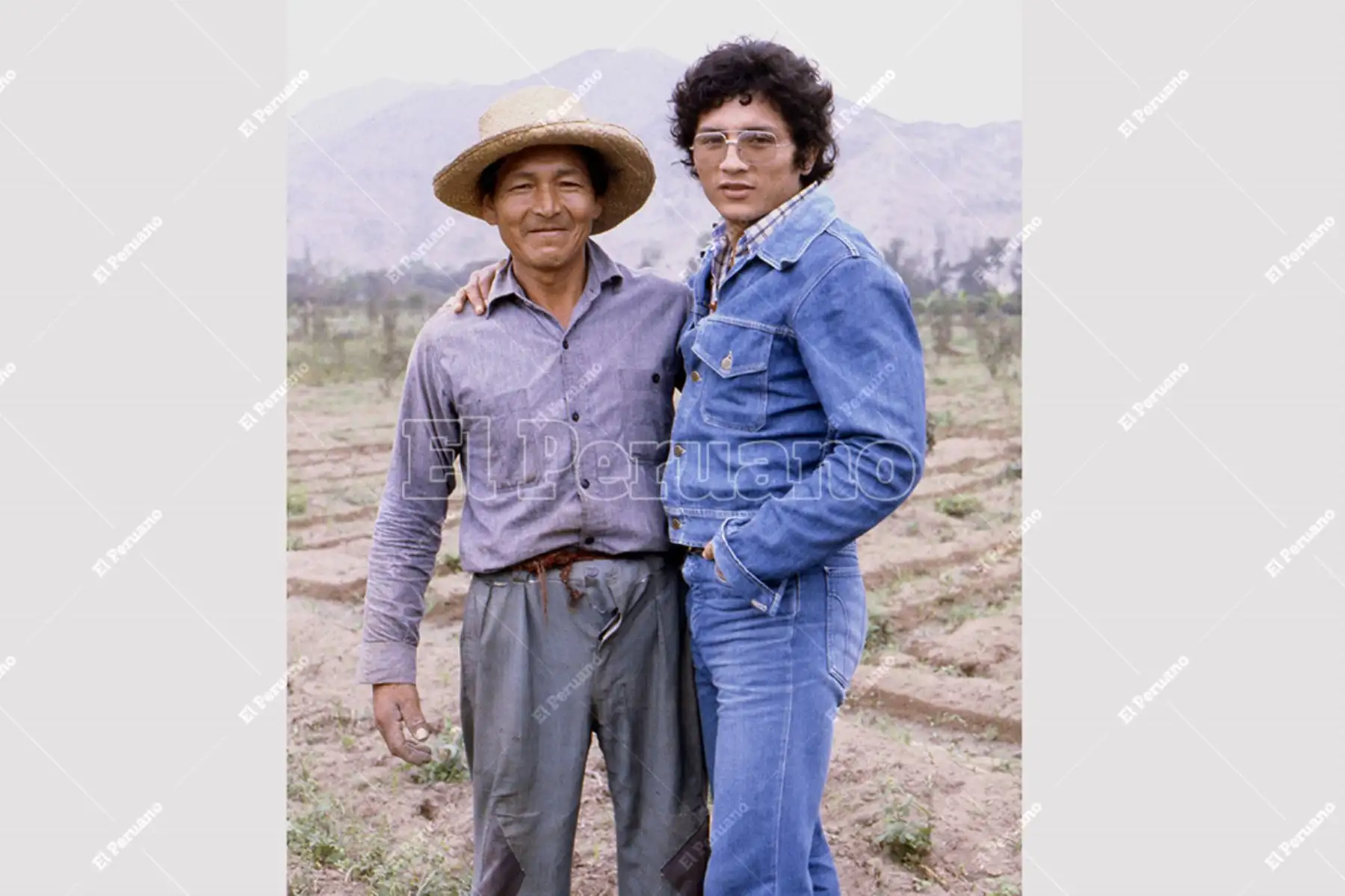 Huaral - 16 setiembre 1979 / El campeón de boxeo Fernando Rocco junto a su padre en Huaral. Foto: Archivo Histórico de El Peruano / Máximo Miralles