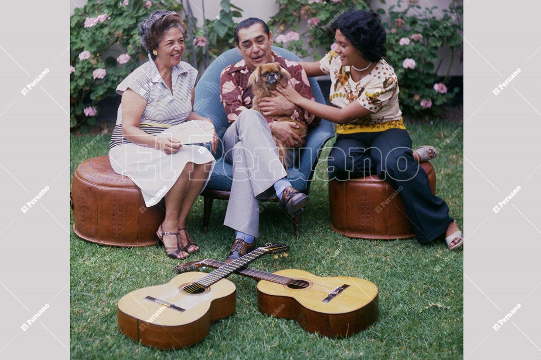 Lima - 20 marzo 1979 / Óscar Avilés, "Primera Guitarra del Perú",  junto a su esposa y su hija Lucy.  Foto: Archivo Histórico de El Peruano