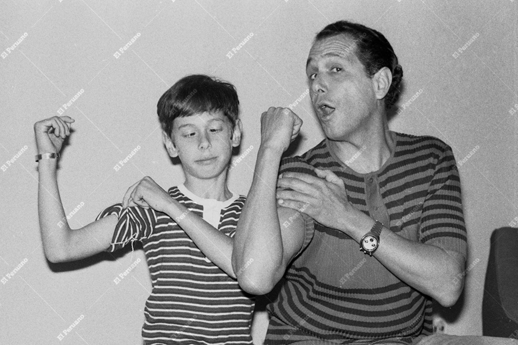 Lima - 20 julio 1978 / El actor  Guillermo Rossini y su hijo Coco muestran punche para la comicidad. Foto: Archivo Histórico de El Peruano / Víctor Palomino