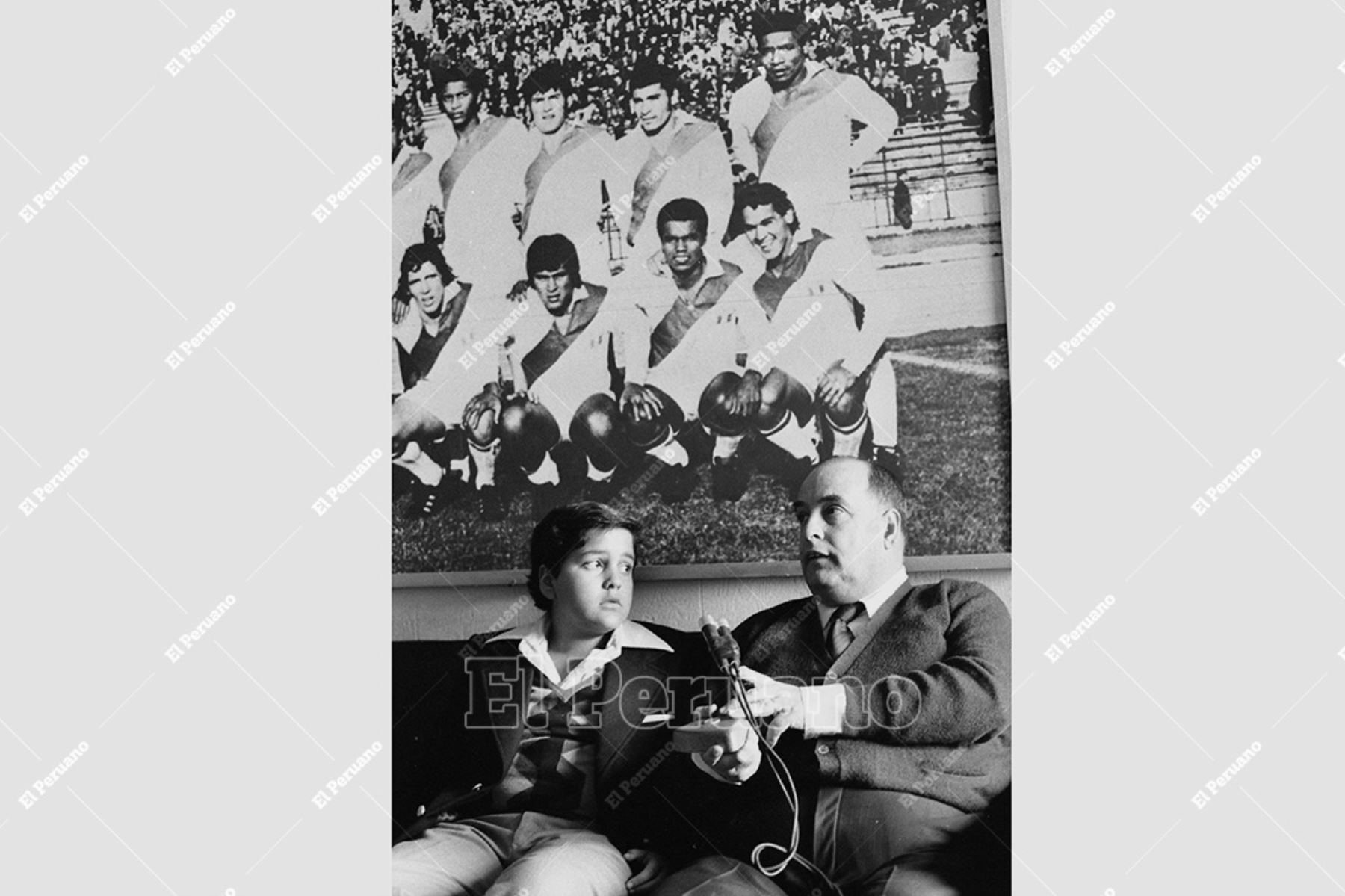 Lima - 8 setiembre 1979 / El periodista Alfonso "Pocho" Rospigliosi, director de Ovación, junto a su hijo Micky Rospigliosi Moyano. Foto: Archivo Histórico de El Peruano / Norman Córdova
