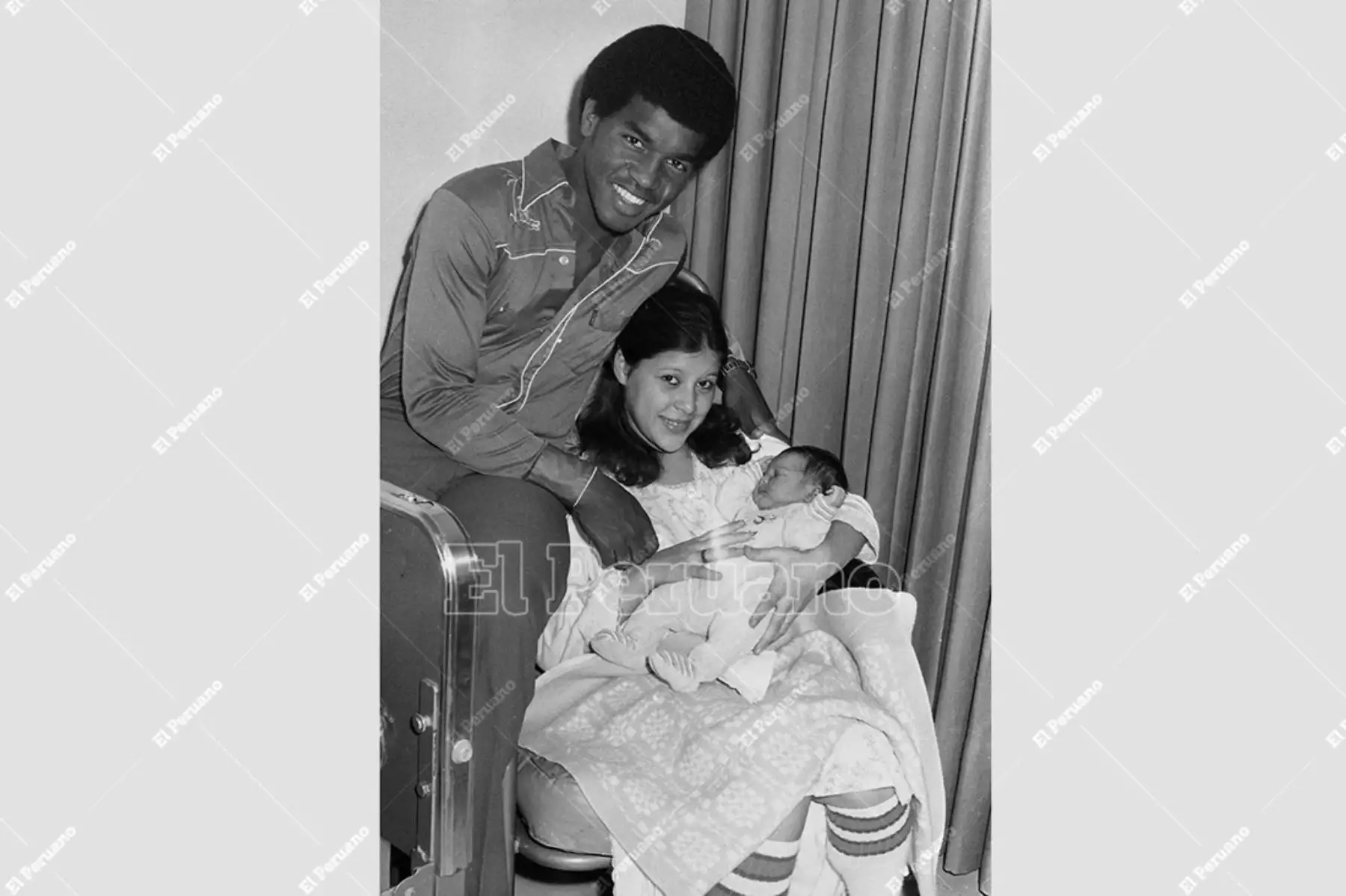Lima - 15 noviembre 1979 / El futbolista Julio César Uribe celebra la llegada de su primera hija Claudia Cecilia. Foto: Archivo Histórico de El Peruano / Bernabé Wong