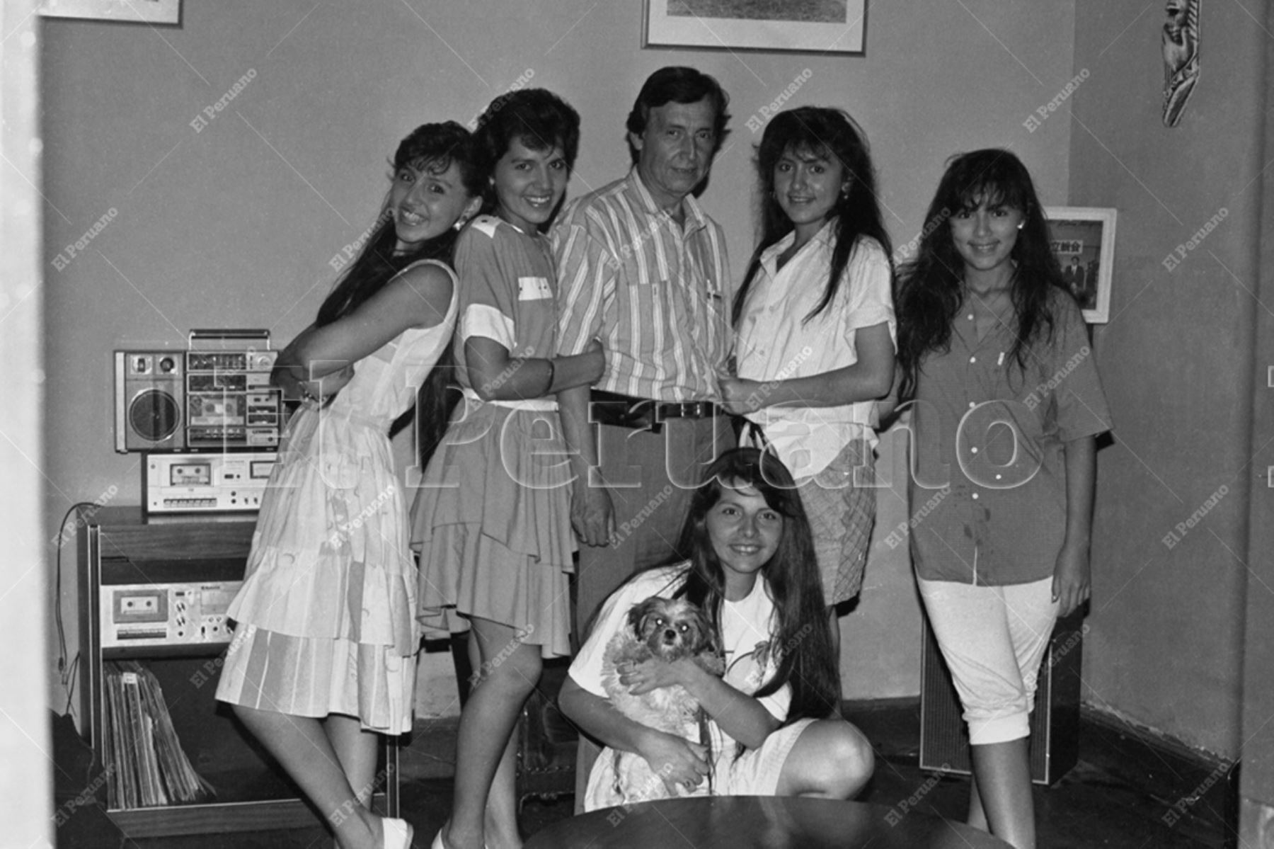 Lima - 9 enero 1990 / Jesús Alberto Rodríguez junto a sus hijas integrantes del destacado conjunto musical folclórico La Familia Rodríguez. Foto: Archivo Histórico de El Peruano / Rivera