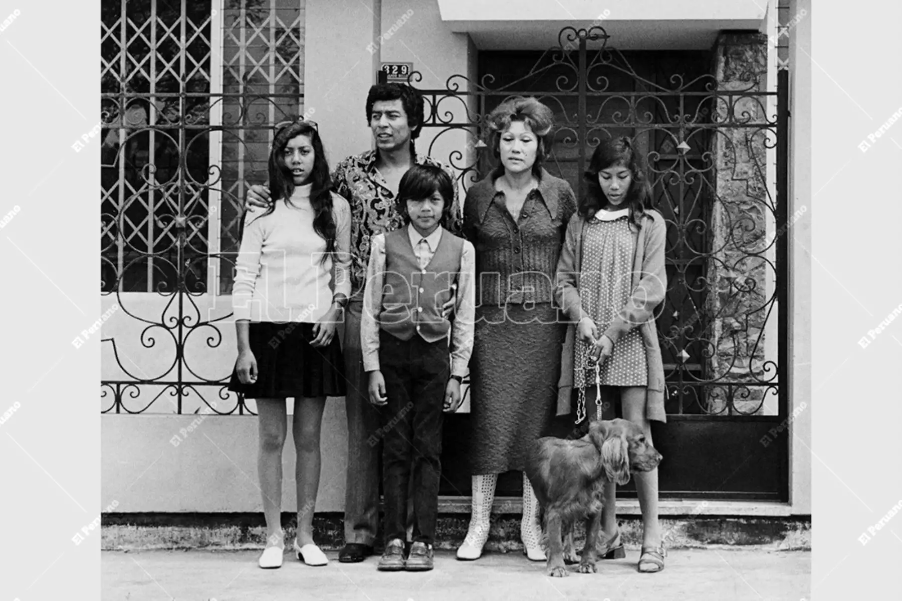 Lima - 30 noviembre 1974 / El futbolista Víctor "Conejo" Benítez posando con su esposa María y sus tres hijos. El futbolista peruano está nuevamente en el Perú luego de una larga estancia europea.  Foto: Archivo Histórico de El Peruano / Norman Córdova