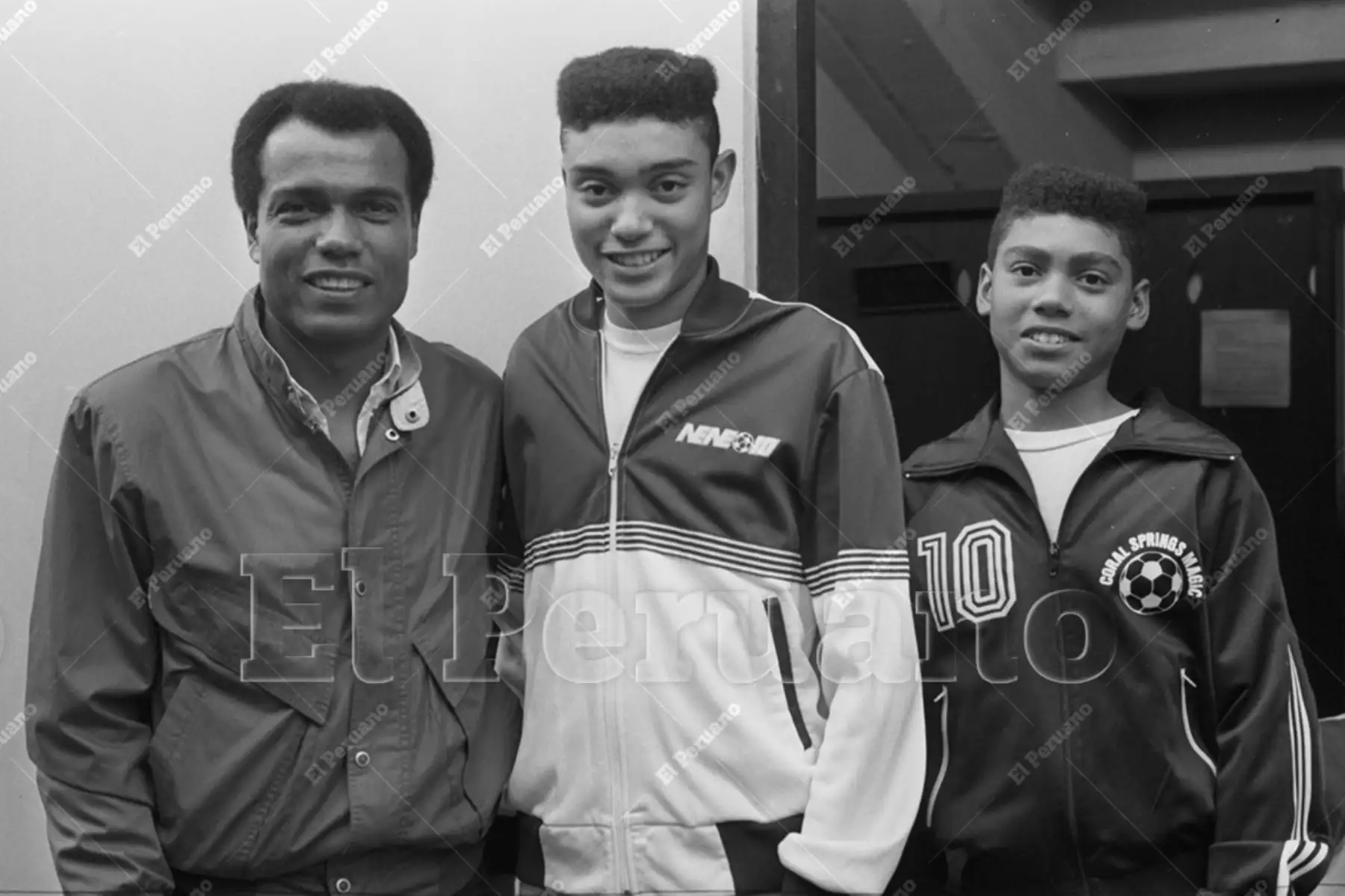 Lima - 27 junio 1991 / Teófilo Cubillas y sus hijos Coco y Cristian luego de ver un entrenamiento de la preselección de fútbol. Foto: Archivo Histórico de El Peruano / Rómulo Luján