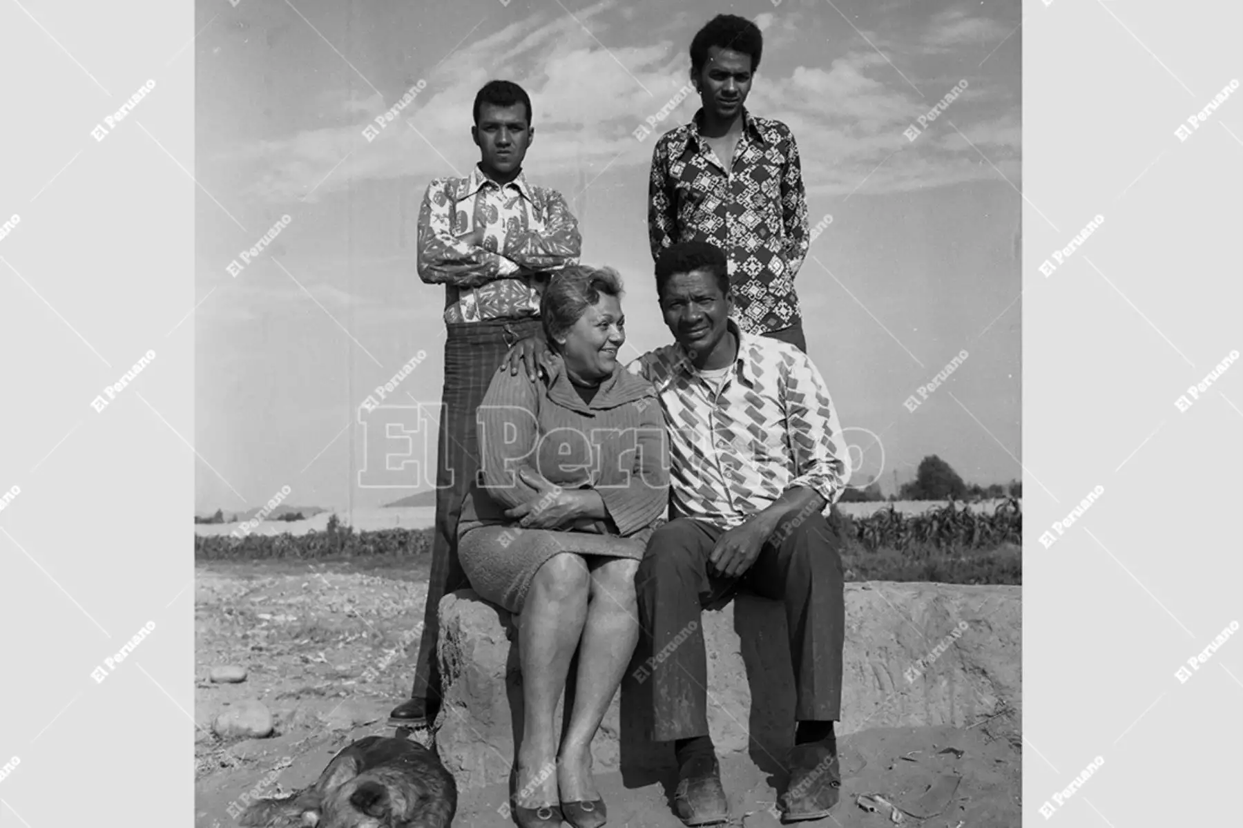 Huacho - 31 octubre 1974 /  Valeriano López exfutbolista, ídolo del Sport Boys, junto a su esposa Leida y a sus hijos Efraín y Valeriano. Foto: Archivo Histórico de El Peruano / Norman Córdova