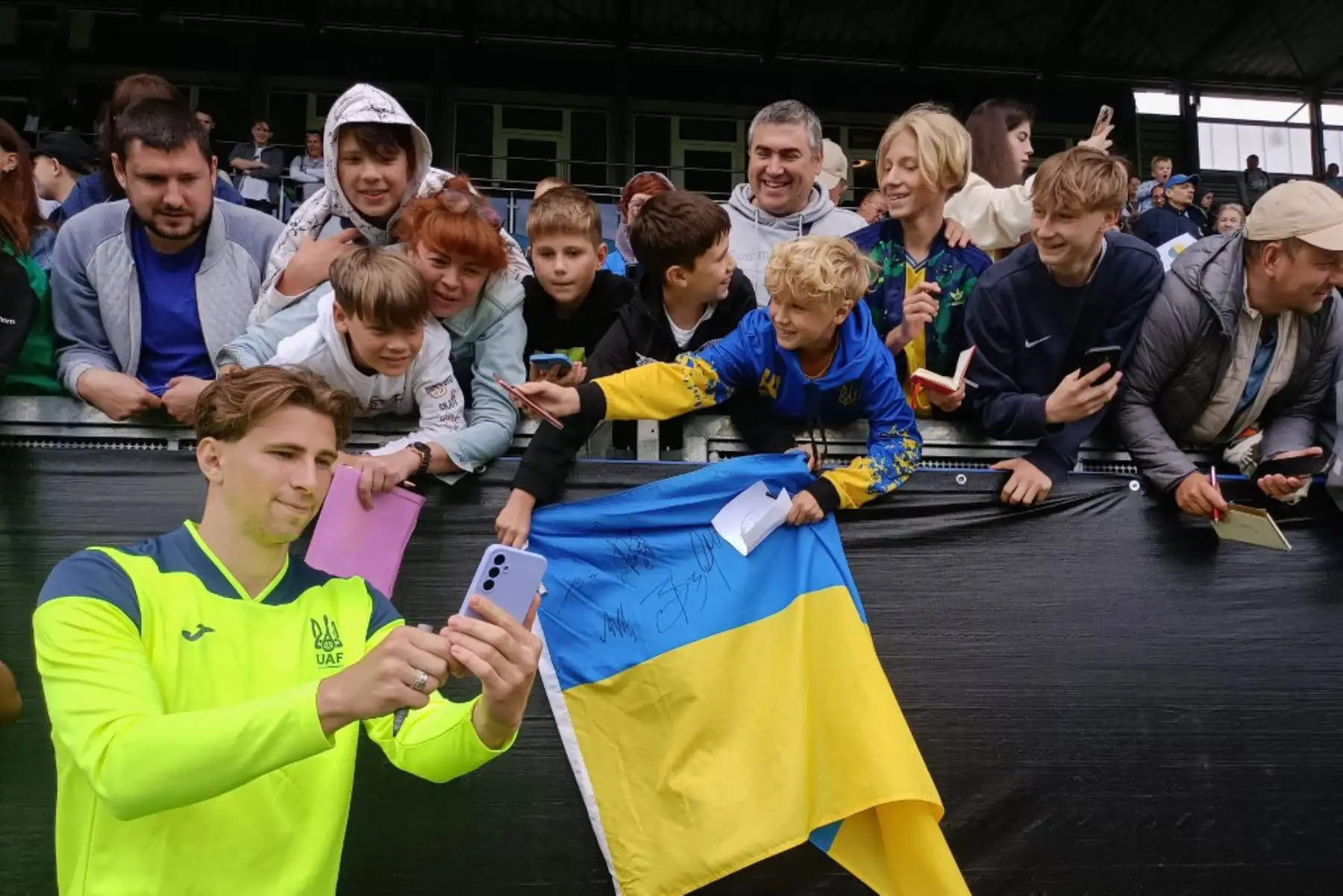 El defensa de ucraniana Illia Zabarnyi, posa con los aficionados después de una sesión de entrenamiento en preparación para el próximo Campeonato Europeo de Fútbol UEFA Euro 2024 en Wiesbaden. Foto: AFP