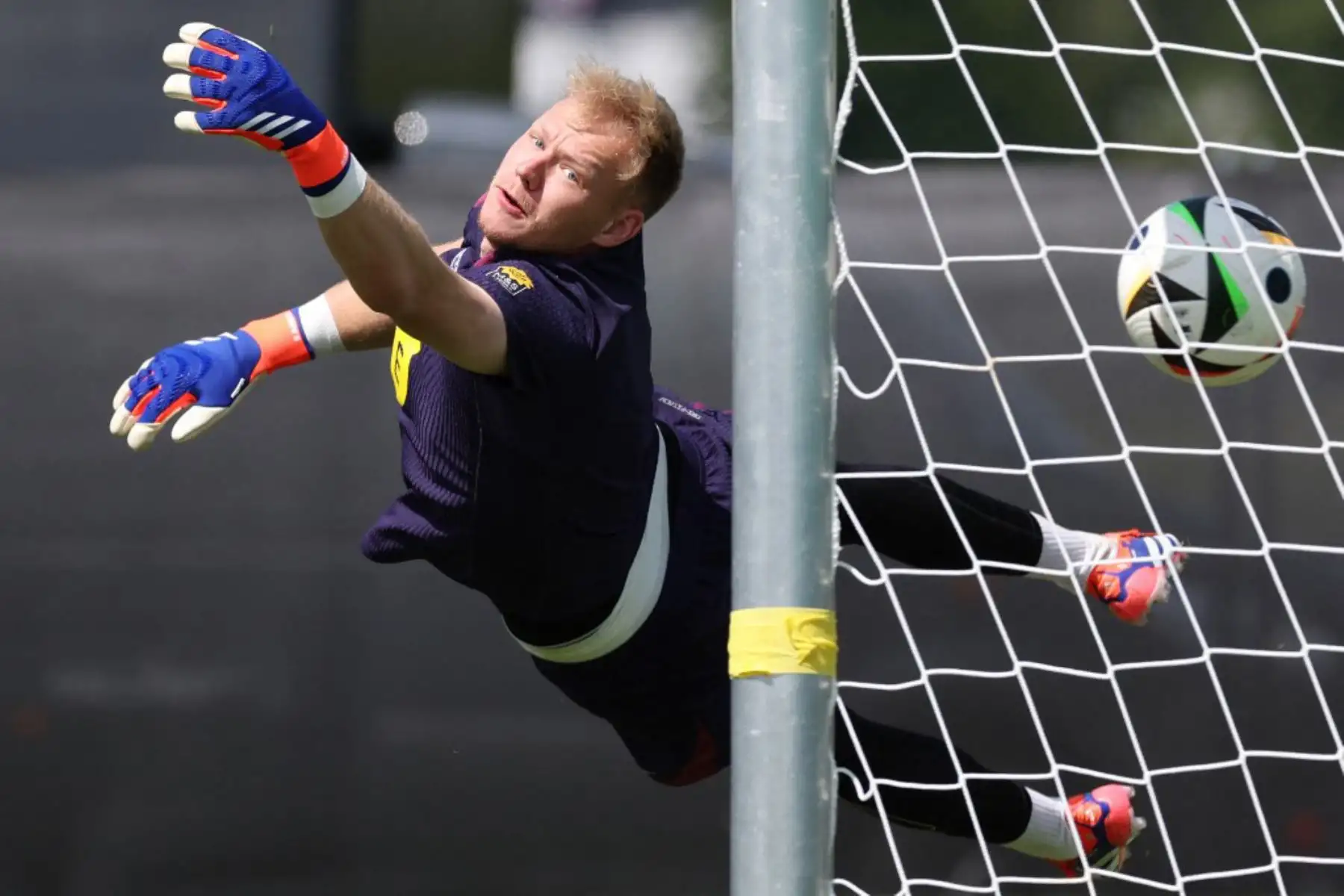 El portero de Inglaterra Aaron Ramsdale se lanza para desviar un tiro durante una sesión de entrenamiento de la selección nacional de fútbol de Inglaterra, antes del Campeonato Europeo de fútbol UEFA Euro 2024, en Blankenhain, Turingia. Foto: AFP