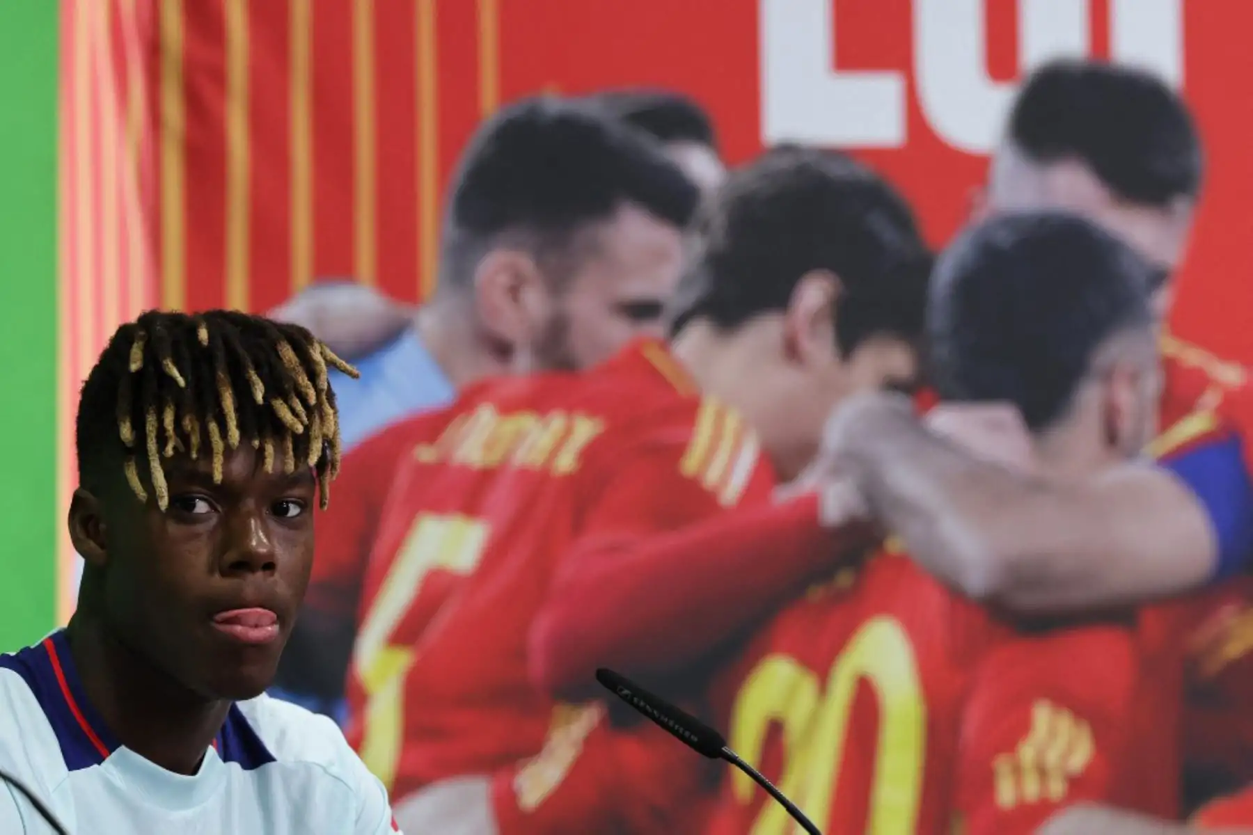 El centrocampista español Nico Williams ofrece una conferencia de prensa tras la sesión de entrenamiento de la selección española de fútbol antes de la Eurocopa 2024 en el campo base del equipo en Donaueschingen. Foto: AFP