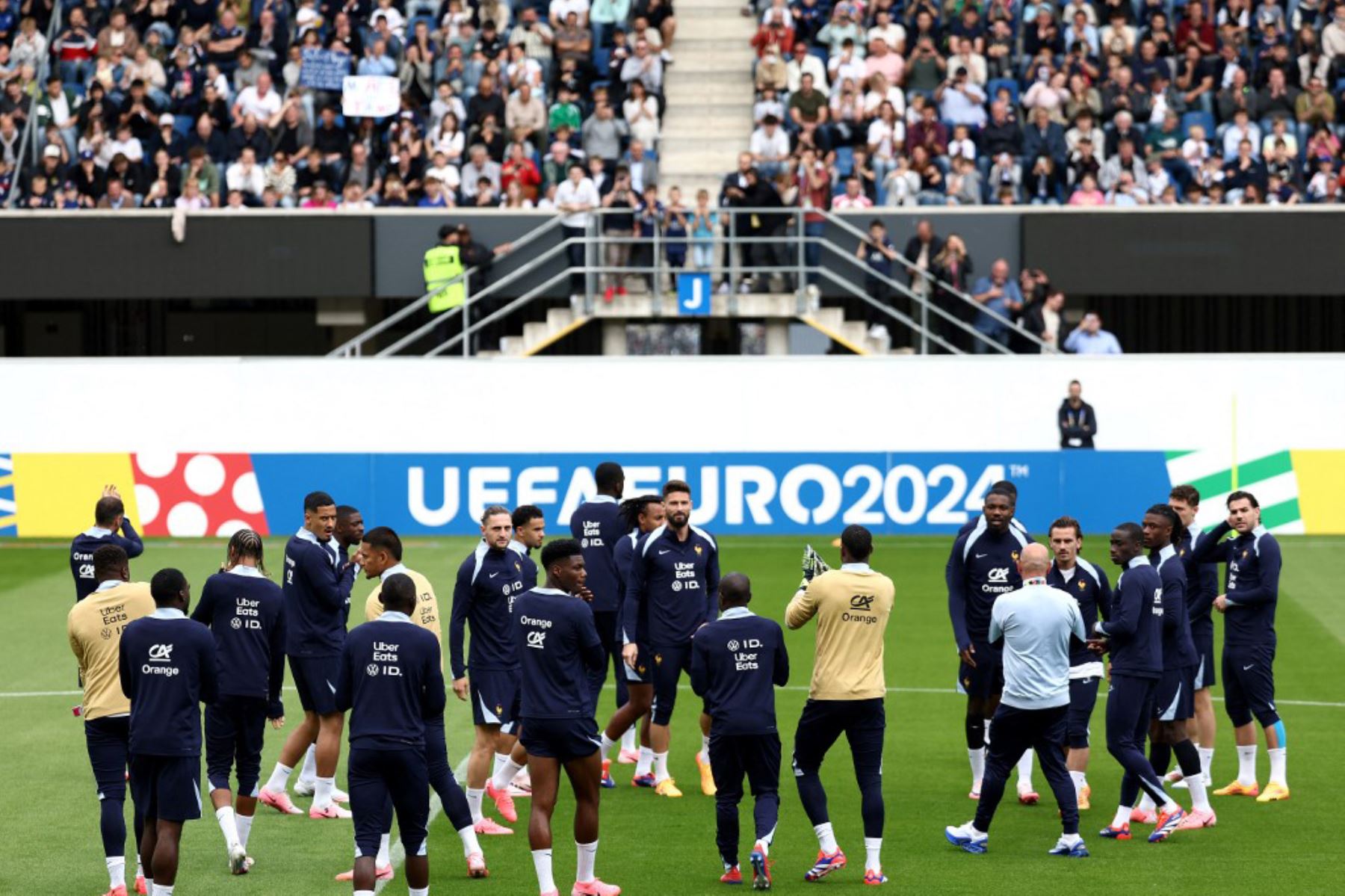 Los jugadores de Francia asisten a una sesión de entrenamiento en el estadio Home Deluxe Arena en Paderborn, oeste de Alemania, antes del campeonato de fútbol UEFA Euro 2024. Foto: AFP