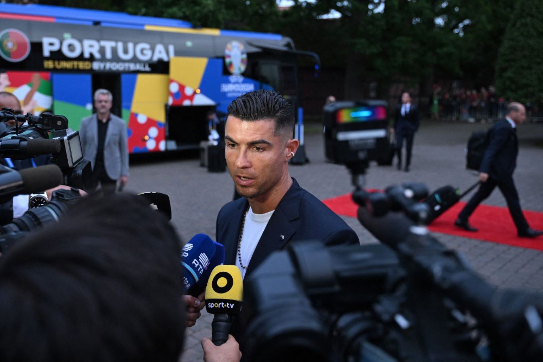 El delantero portugués Cristiano Ronaldo habla con los periodistas mientras él y sus compañeros llegan a su hotel en su campamento base en Harsewinkel, antes del campeonato de fútbol UEFA Euro 2024. Foto: AFP