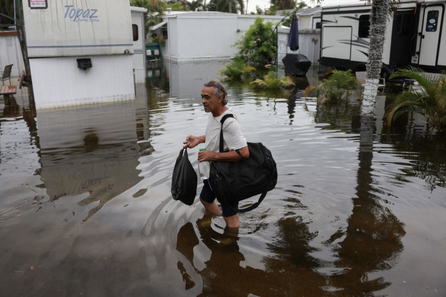 Truenos, relámpagos y mucha lluvia, Miami está bajo agua. Si parece poco prudente con el mal tiempo sacar el carro para desplazarse, hay quienes a duras penas logran sacarlo de la cochera. Foto: AFP