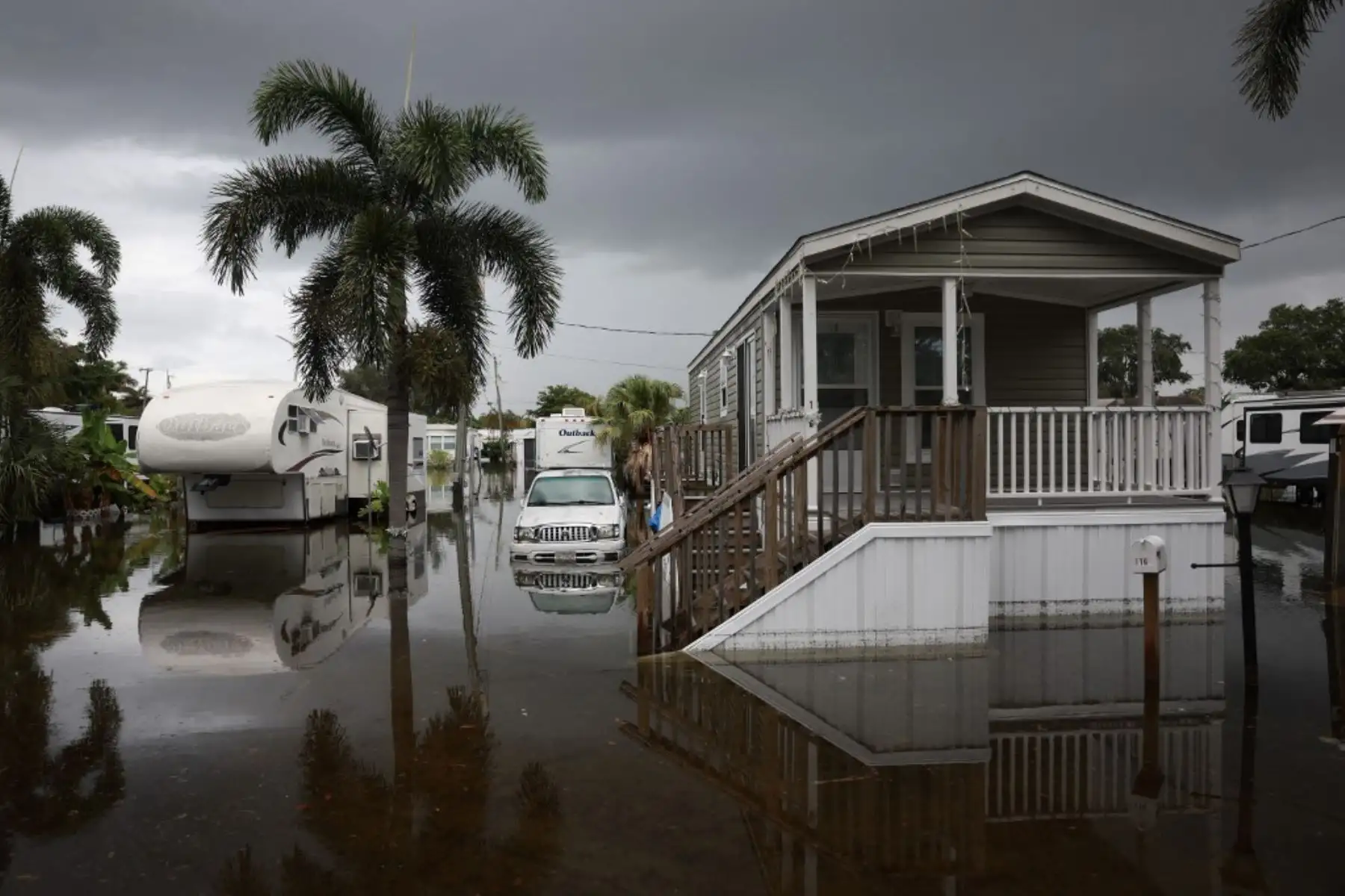 Truenos, relámpagos y mucha lluvia, Miami está bajo agua. Si parece poco prudente con el mal tiempo sacar el carro para desplazarse, hay quienes a duras penas logran sacarlo de la cochera. Foto: AFP