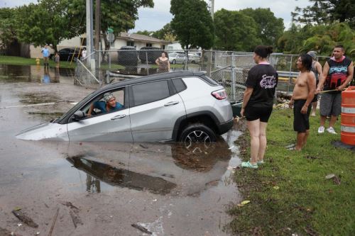 Lluvias torrenciales inundan Miami: escuelas y aeropuerto cerrados