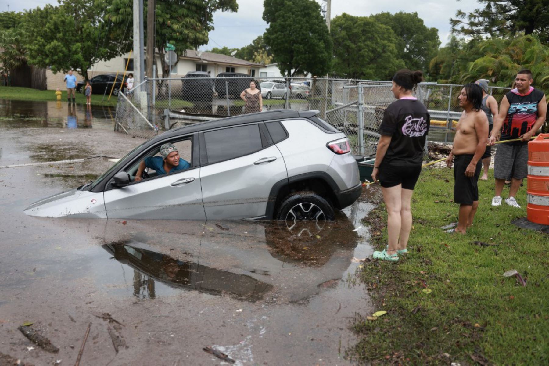 Truenos, relámpagos y mucha lluvia, Miami está bajo agua. Si parece poco prudente con el mal tiempo sacar el carro para desplazarse, hay quienes a duras penas logran sacarlo de la cochera. Foto: AFP