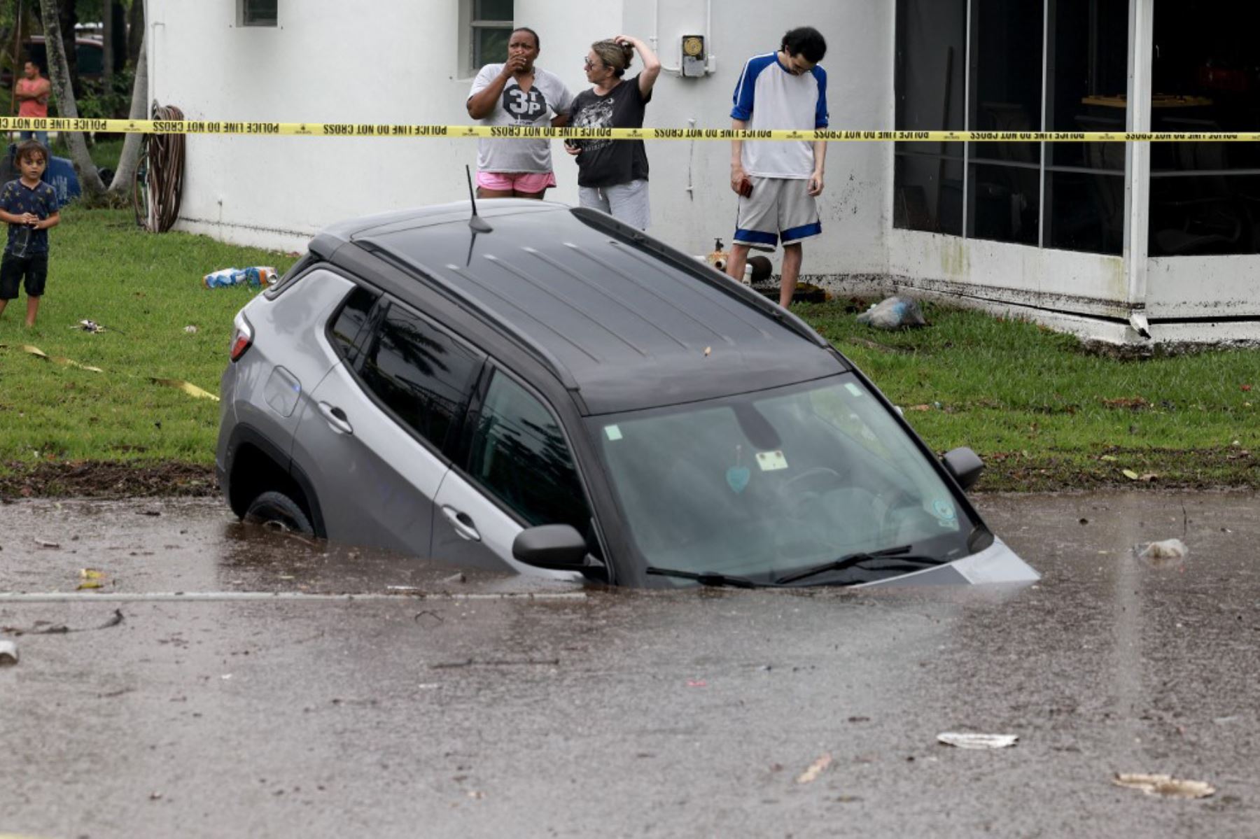 Las precipitaciones dejaron más de 635 mm de agua en 24 horas en esa ciudad de 180 000 habitantes al norte de Miami, según un informe preliminar del servicio meteorológico. Foto: AFP
