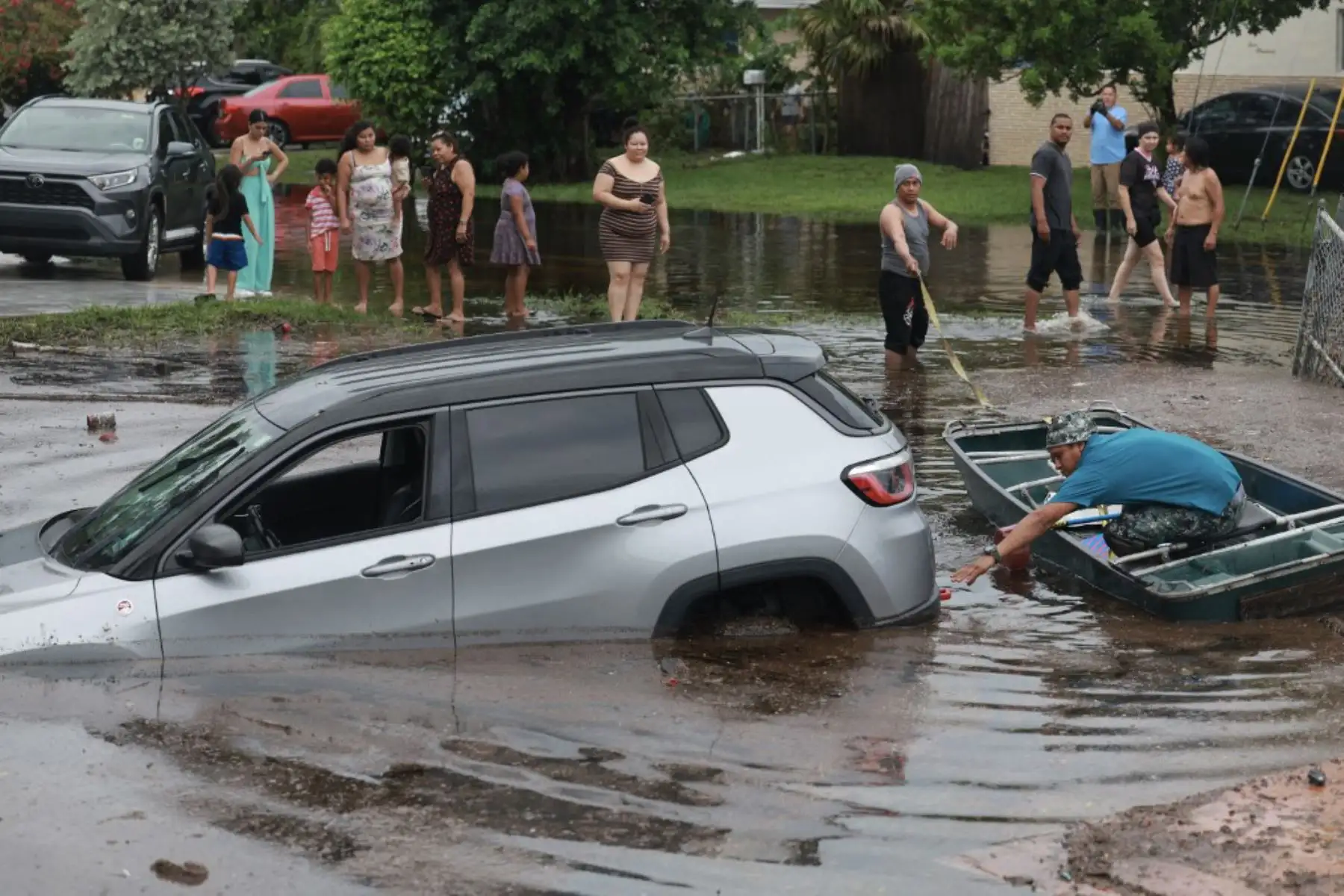 Las precipitaciones dejaron más de 635 mm de agua en 24 horas en esa ciudad de 180 000 habitantes al norte de Miami, según un informe preliminar del servicio meteorológico.