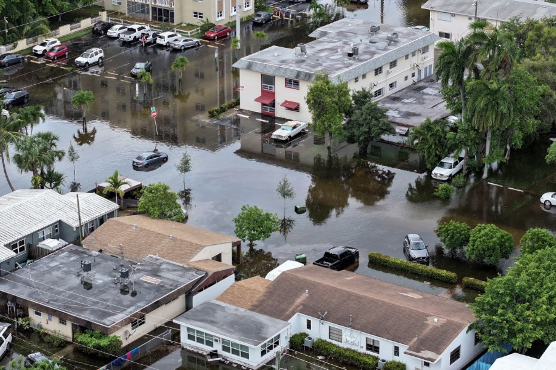 Las precipitaciones dejaron más de 635 mm de agua en 24 horas en esa ciudad de 180 000 habitantes al norte de Miami, según un informe preliminar del servicio meteorológico.