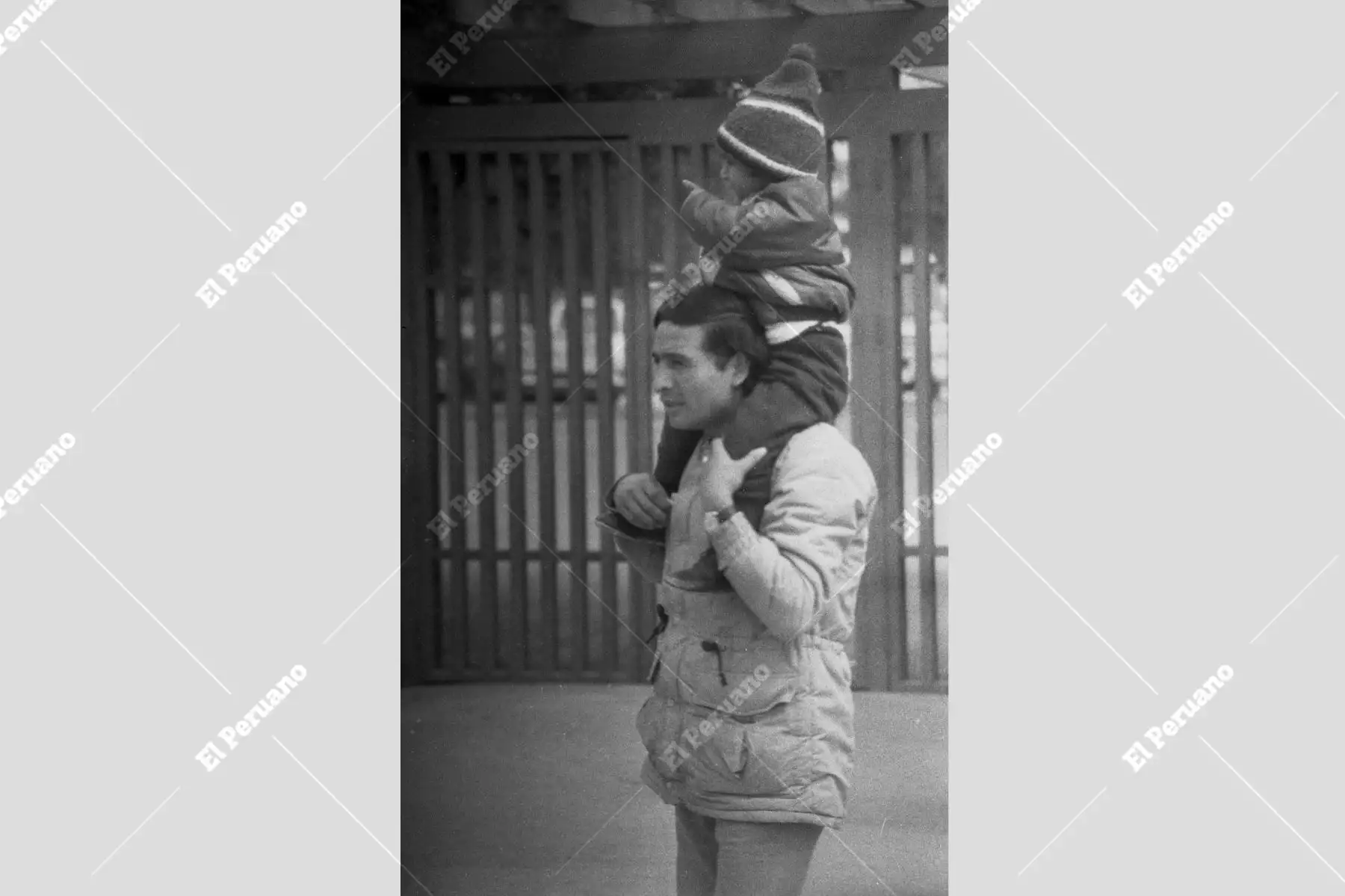 Lima - 14 junio 1986 / Familias asisten al Parque de Las Leyendas, un padre de familia lleva en los hombros a su pequeño hijo. Foto: Archivo Histórico El Peruano