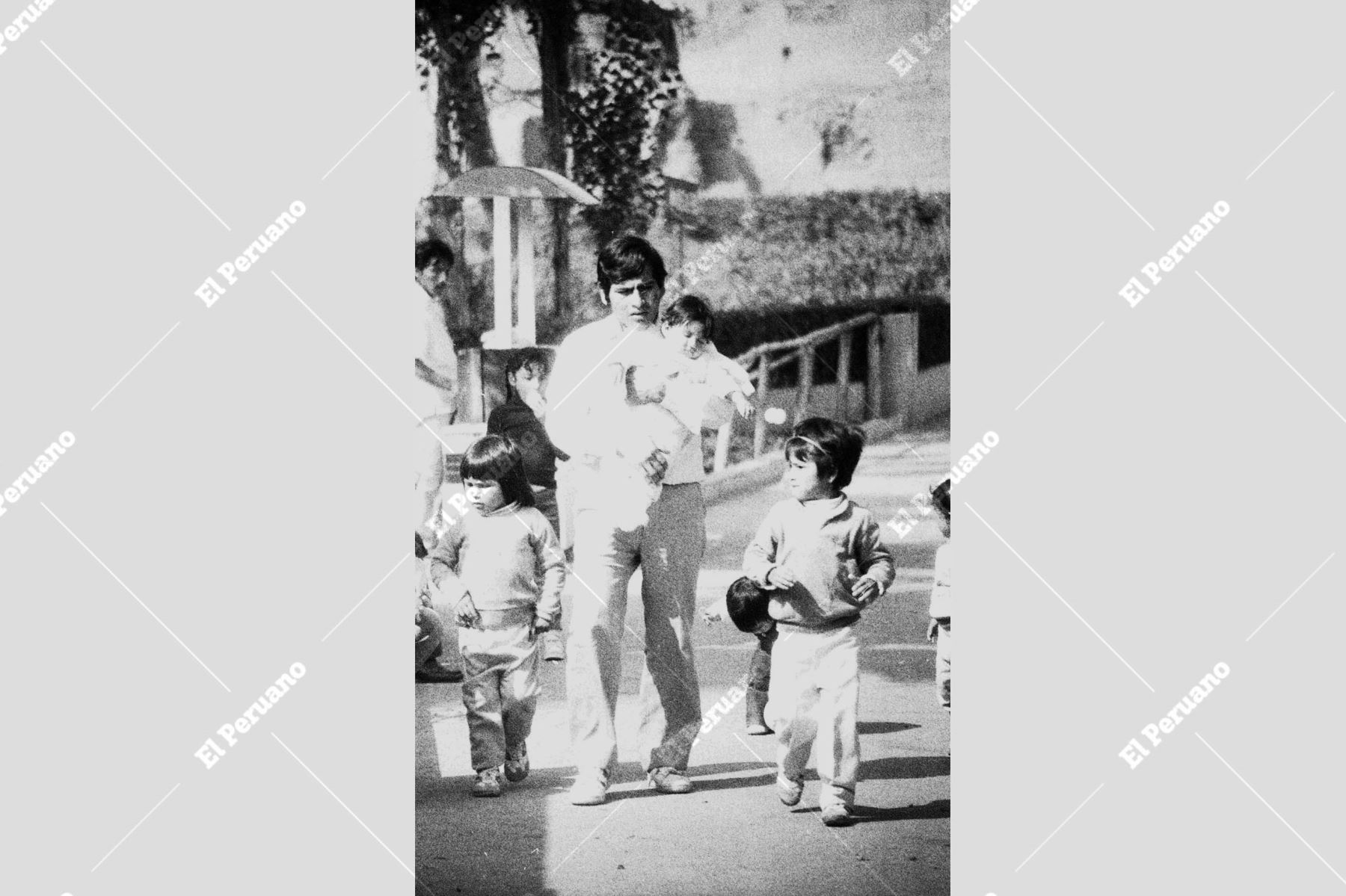 Lima - 14 junio 1986 / Niños caminan al lado de su padre en visita al Parque de Las Leyendas. Foto: Archivo Histórico El Peruano